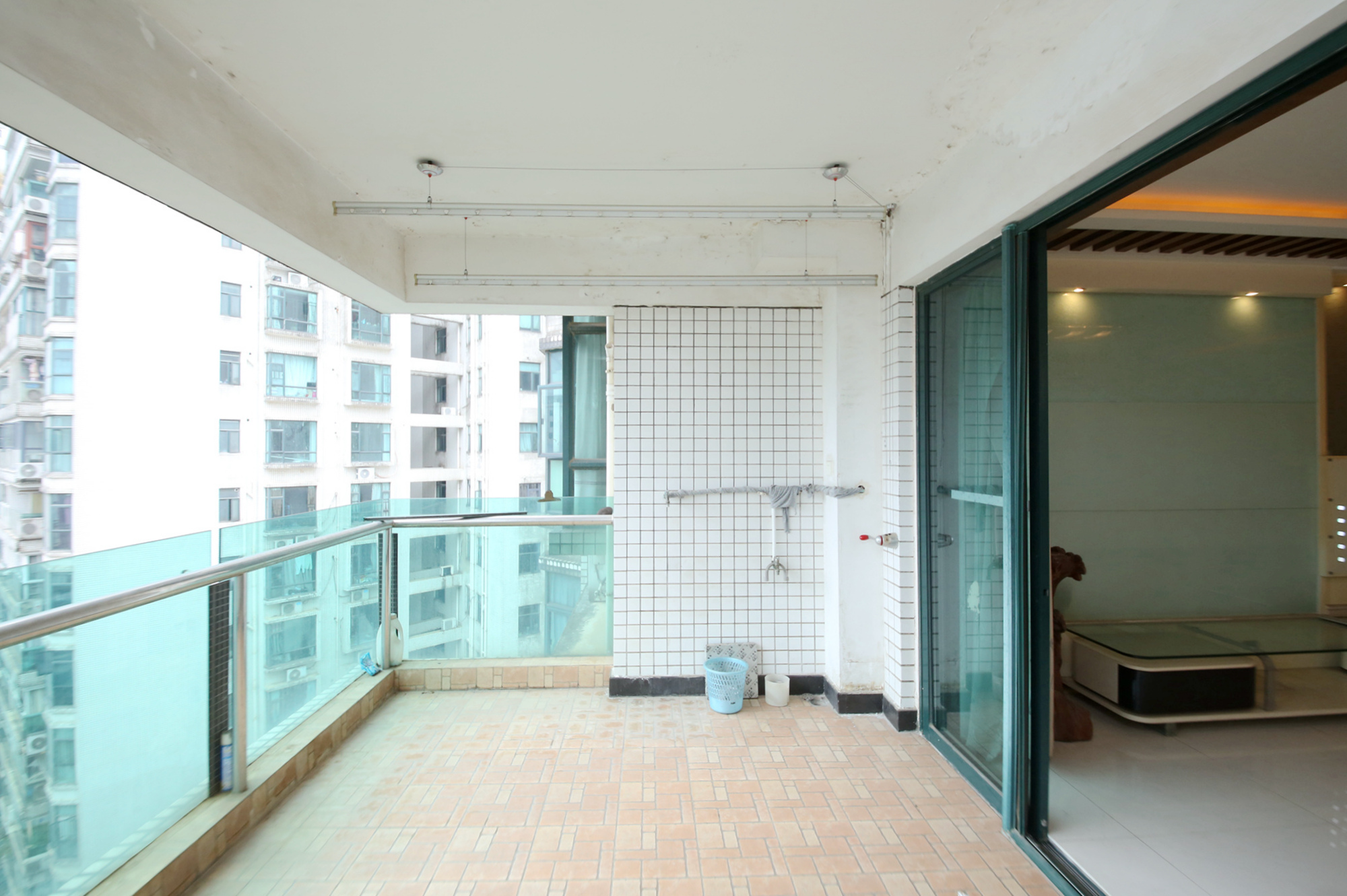 王府花园  4室2厅2卫    185.0万阳台