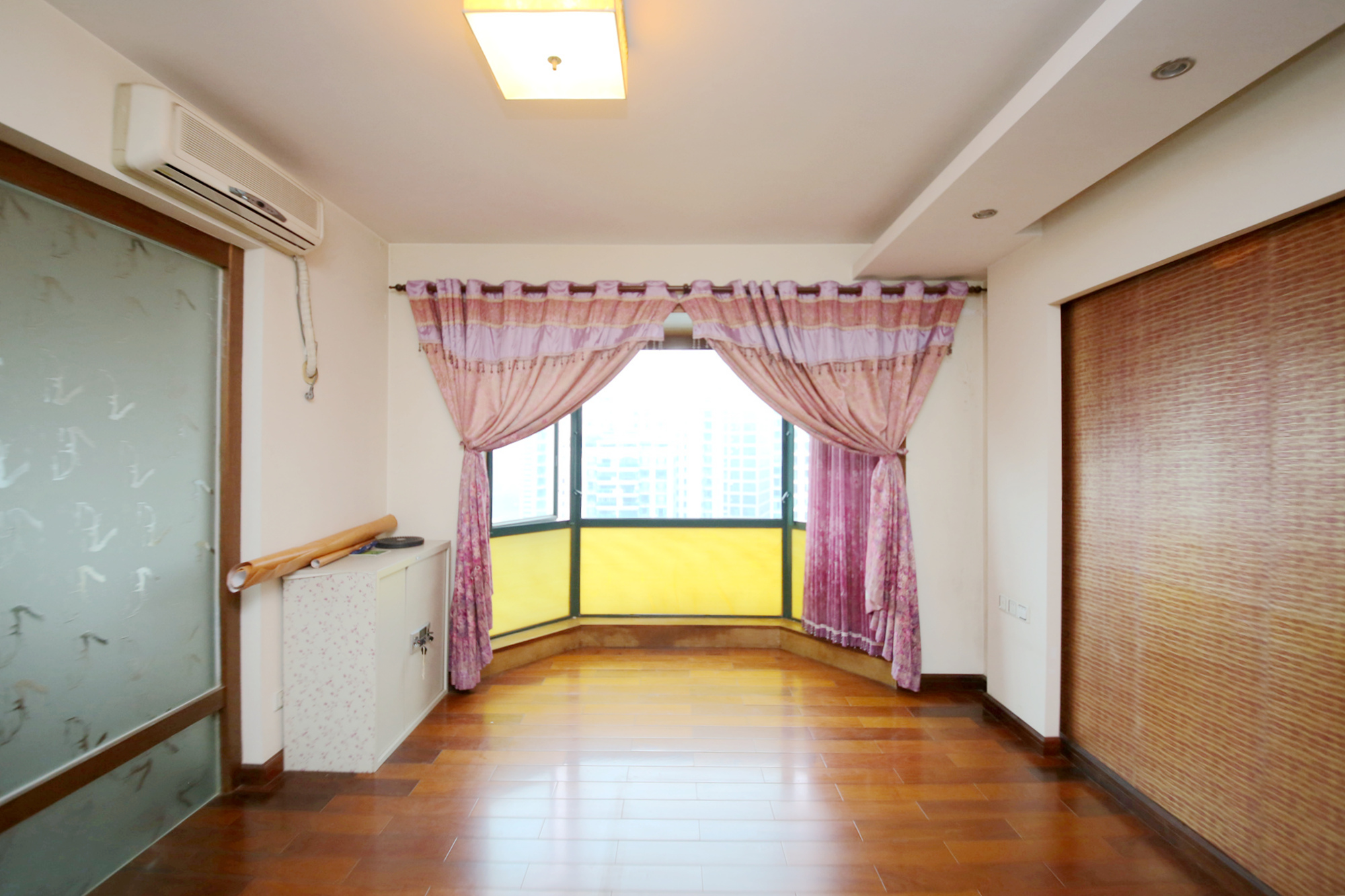 王府花园  4室2厅2卫    185.0万卧室