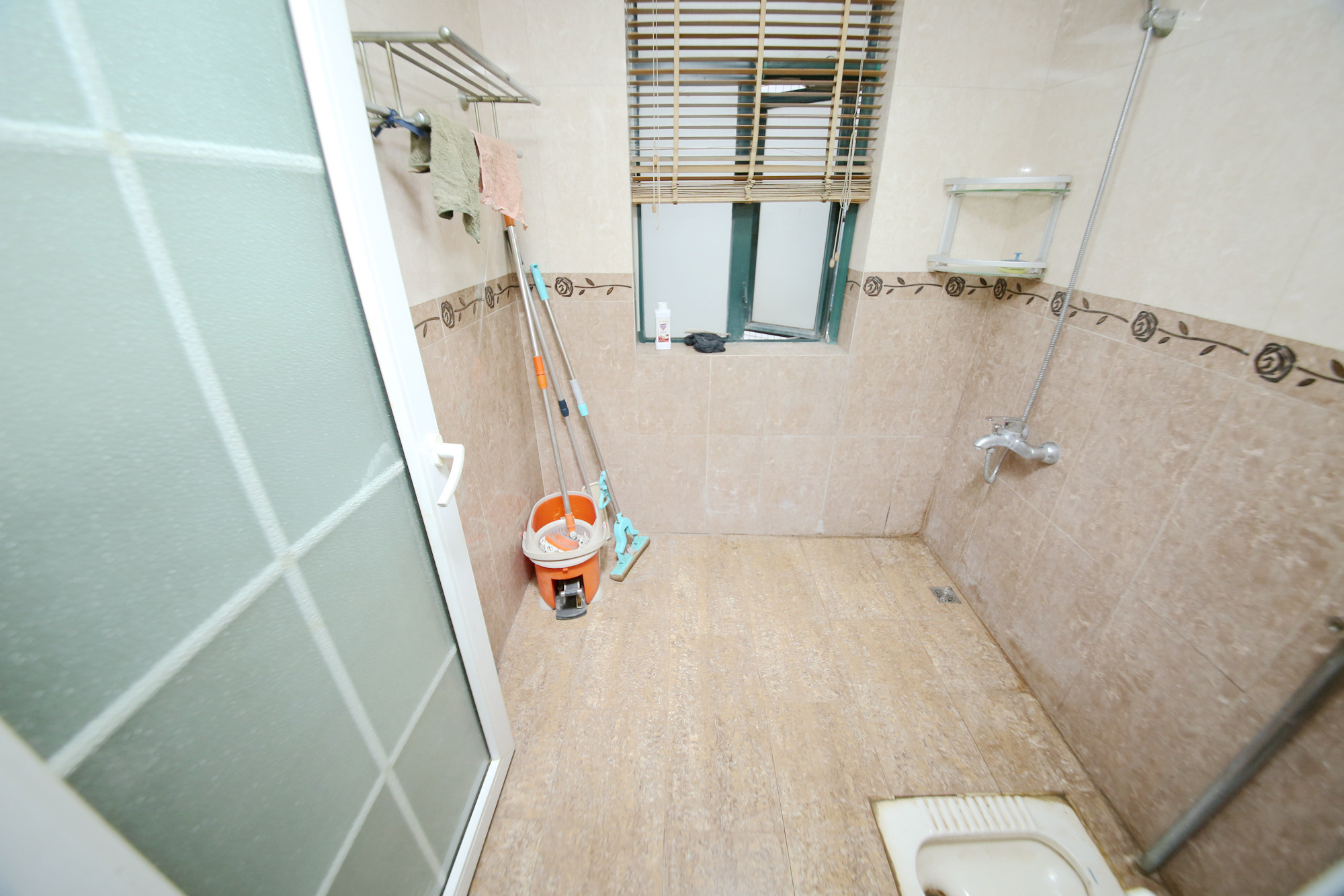 王府花园  4室2厅2卫    185.0万卫生间