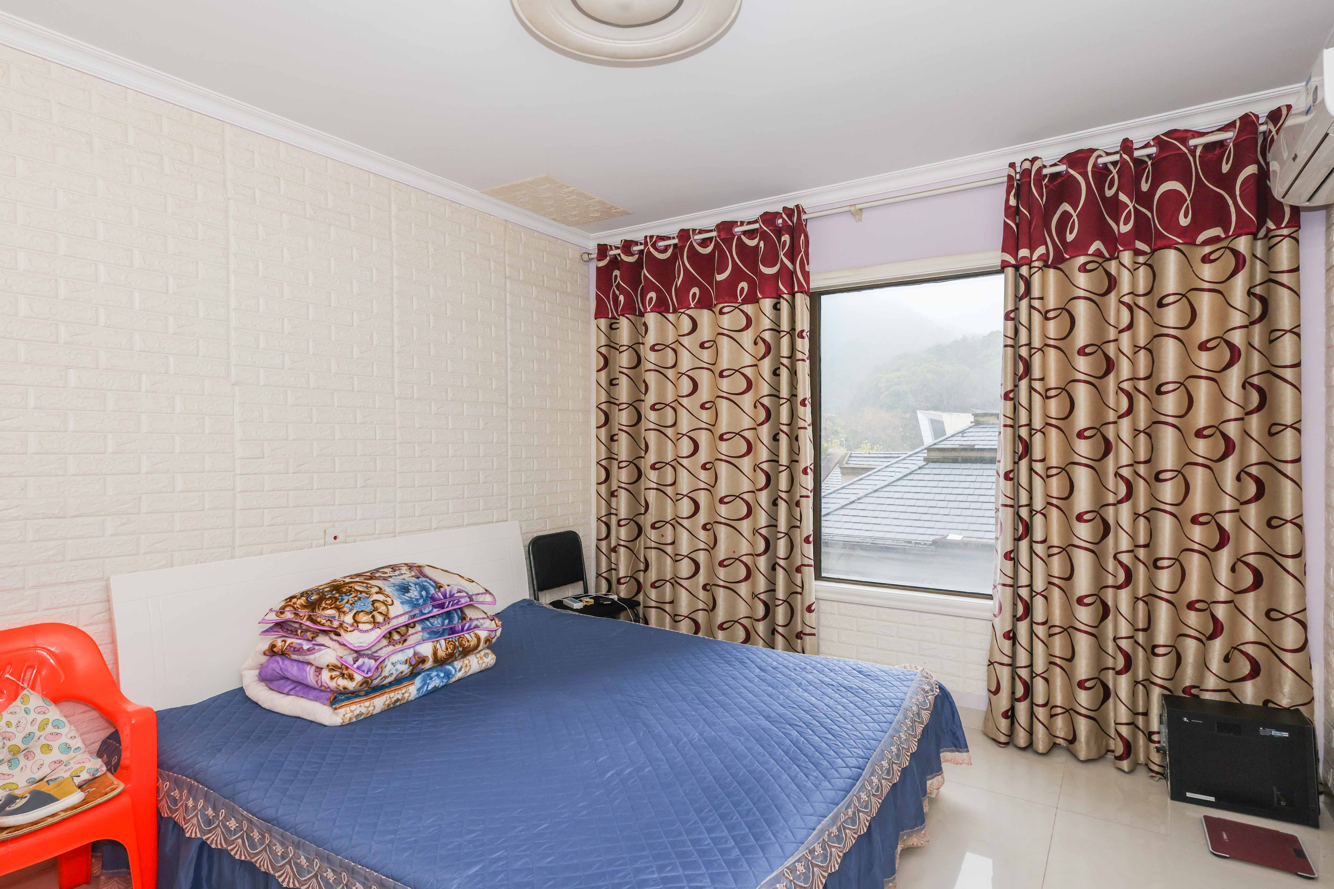 金茂梅溪湖  2室2厅1卫    145.0万卧室