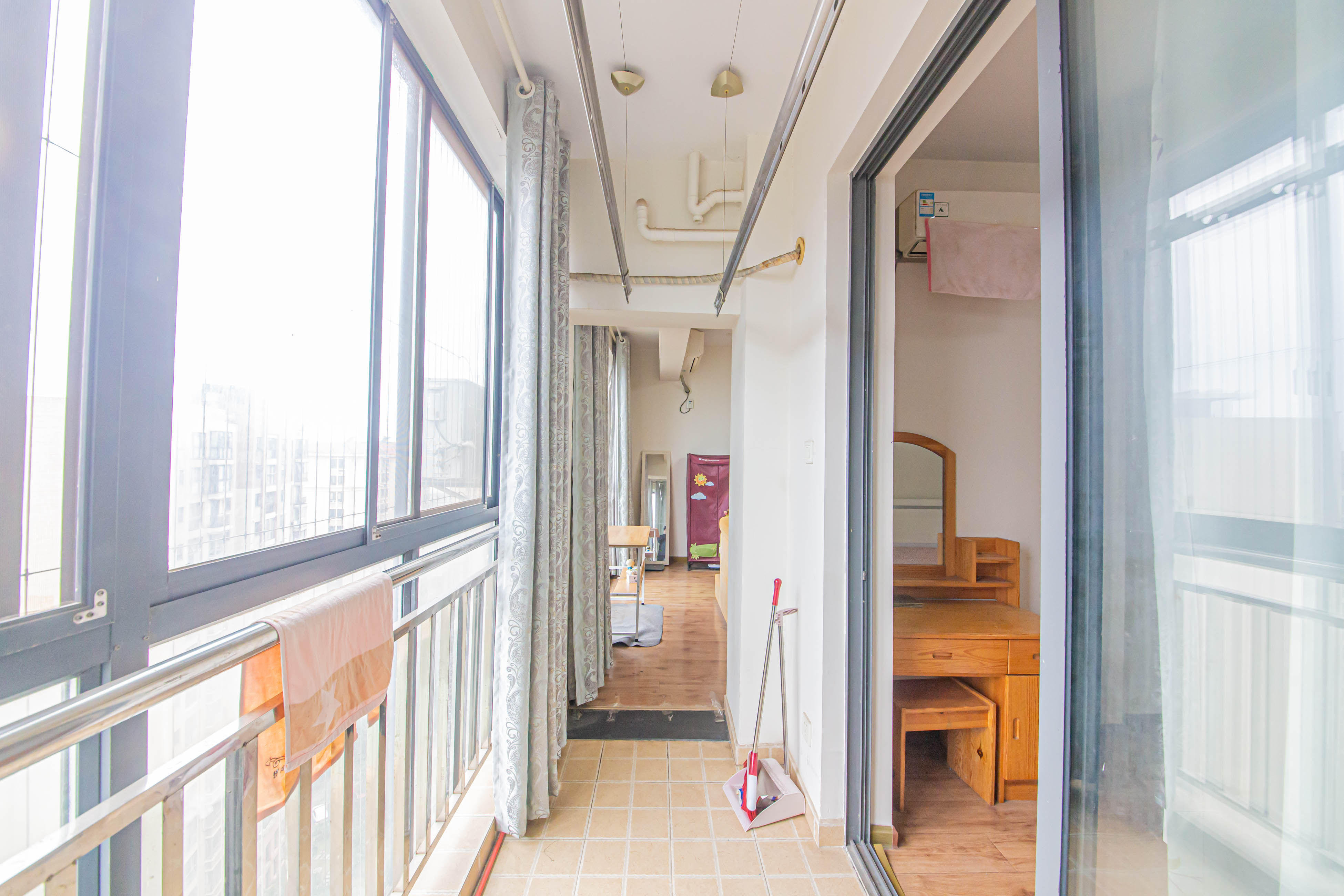鑫远湘府逸园  2室2厅1卫   75.00万阳台
