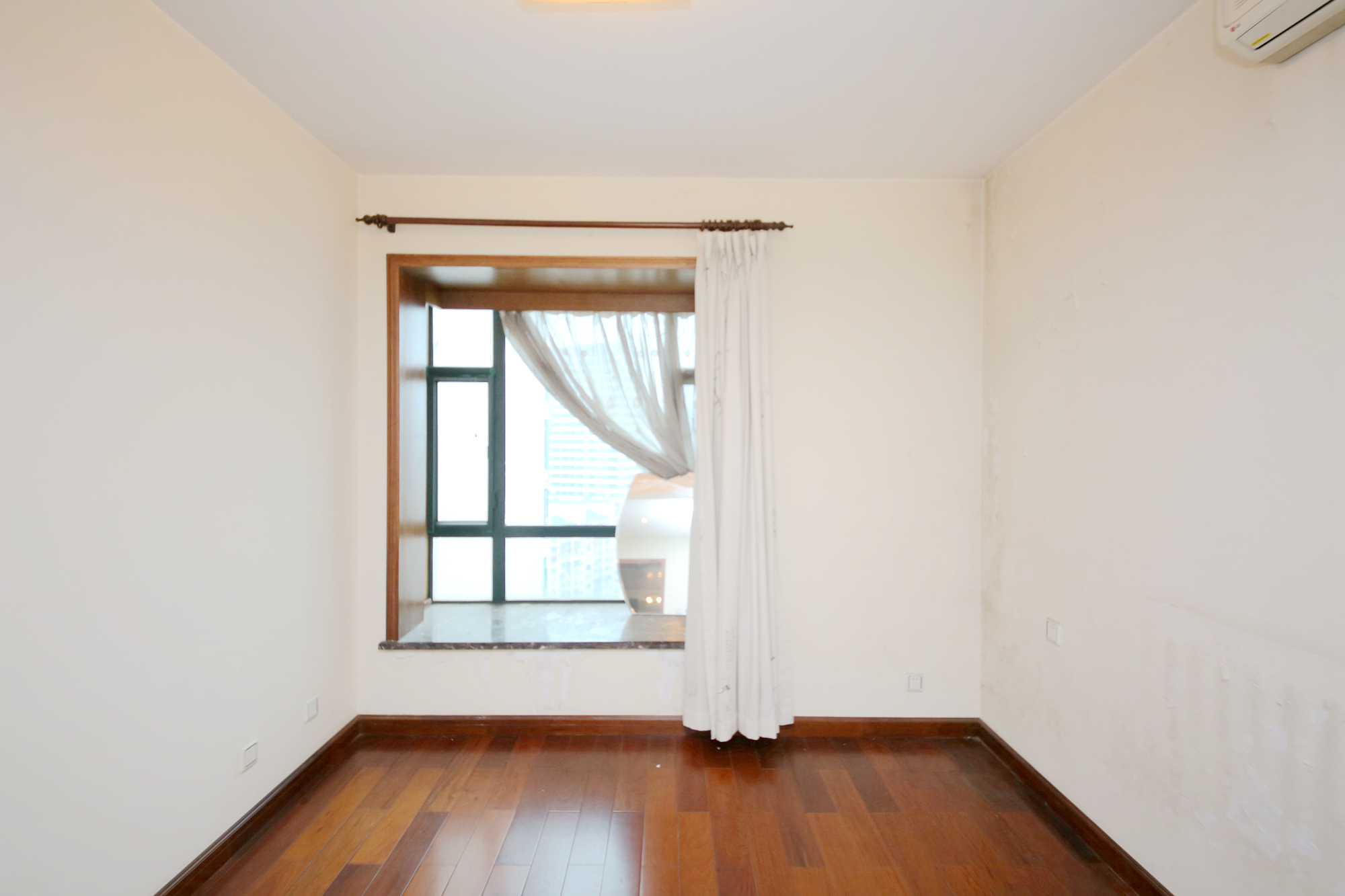 王府花园  4室2厅2卫    185.0万卧室