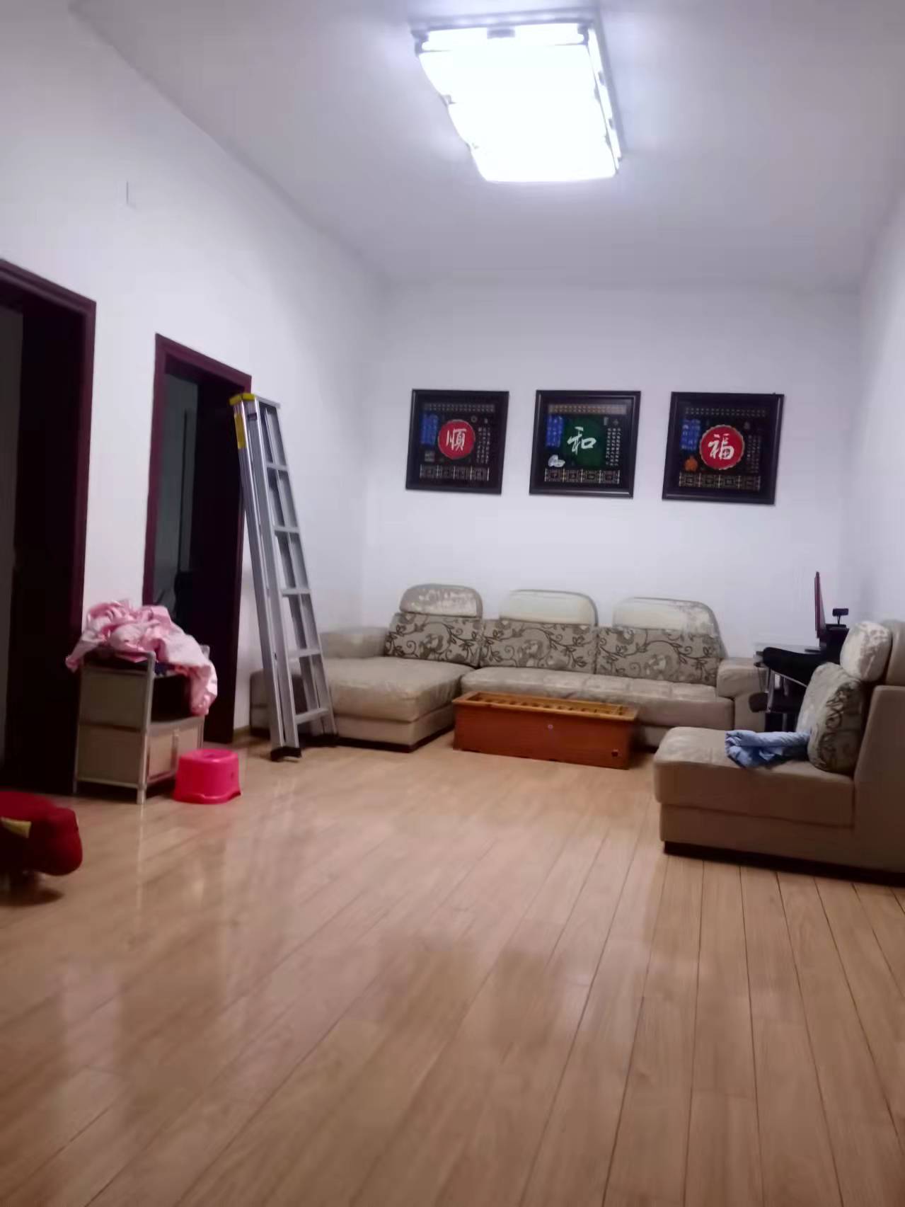 联发商厦 3室2厅1卫 40.0万 联发商厦 3室2厅1卫 40.0万客厅