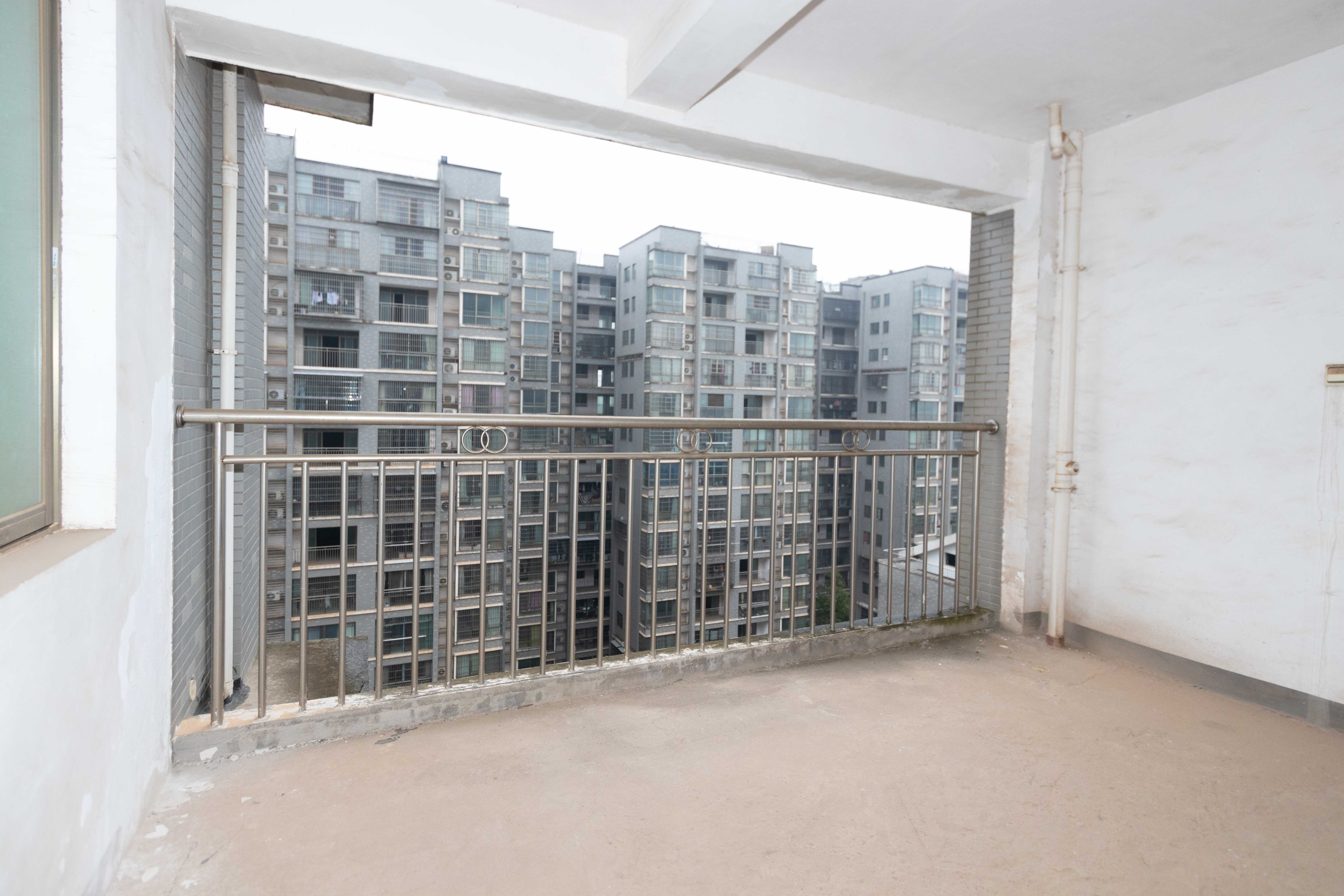 南郡明珠  3室2厅2卫   82.00万阳台