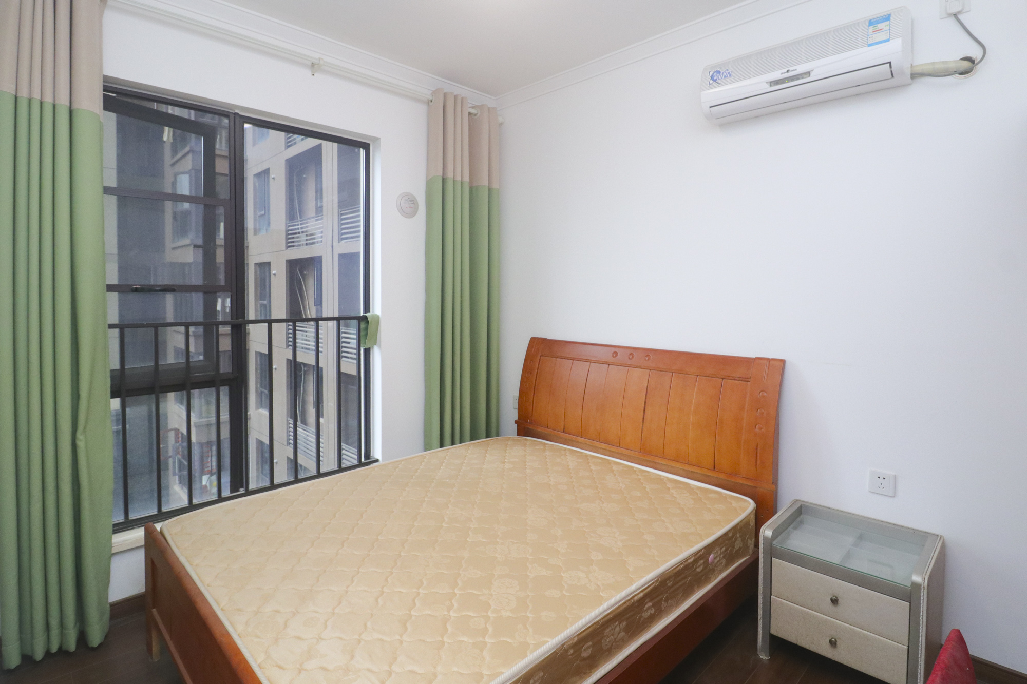 万科里金域滨江  3室2厅1卫    176.0万卧室