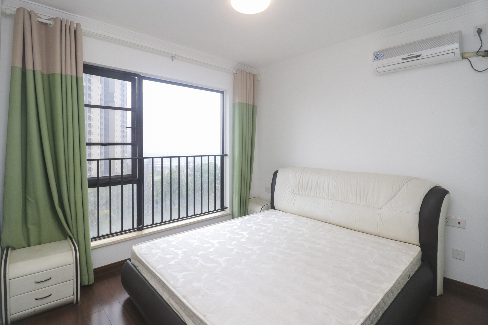 万科里金域滨江  3室2厅1卫    176.0万卧室