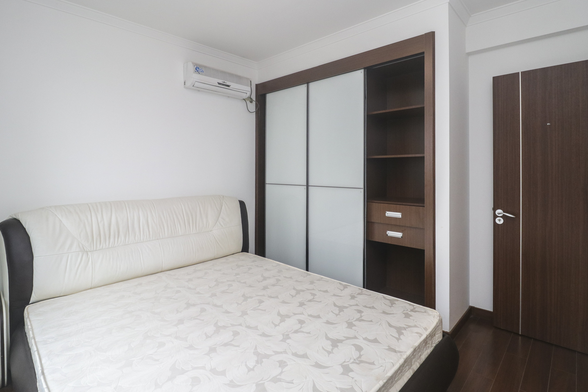 万科里金域滨江  3室2厅1卫    176.0万卧室