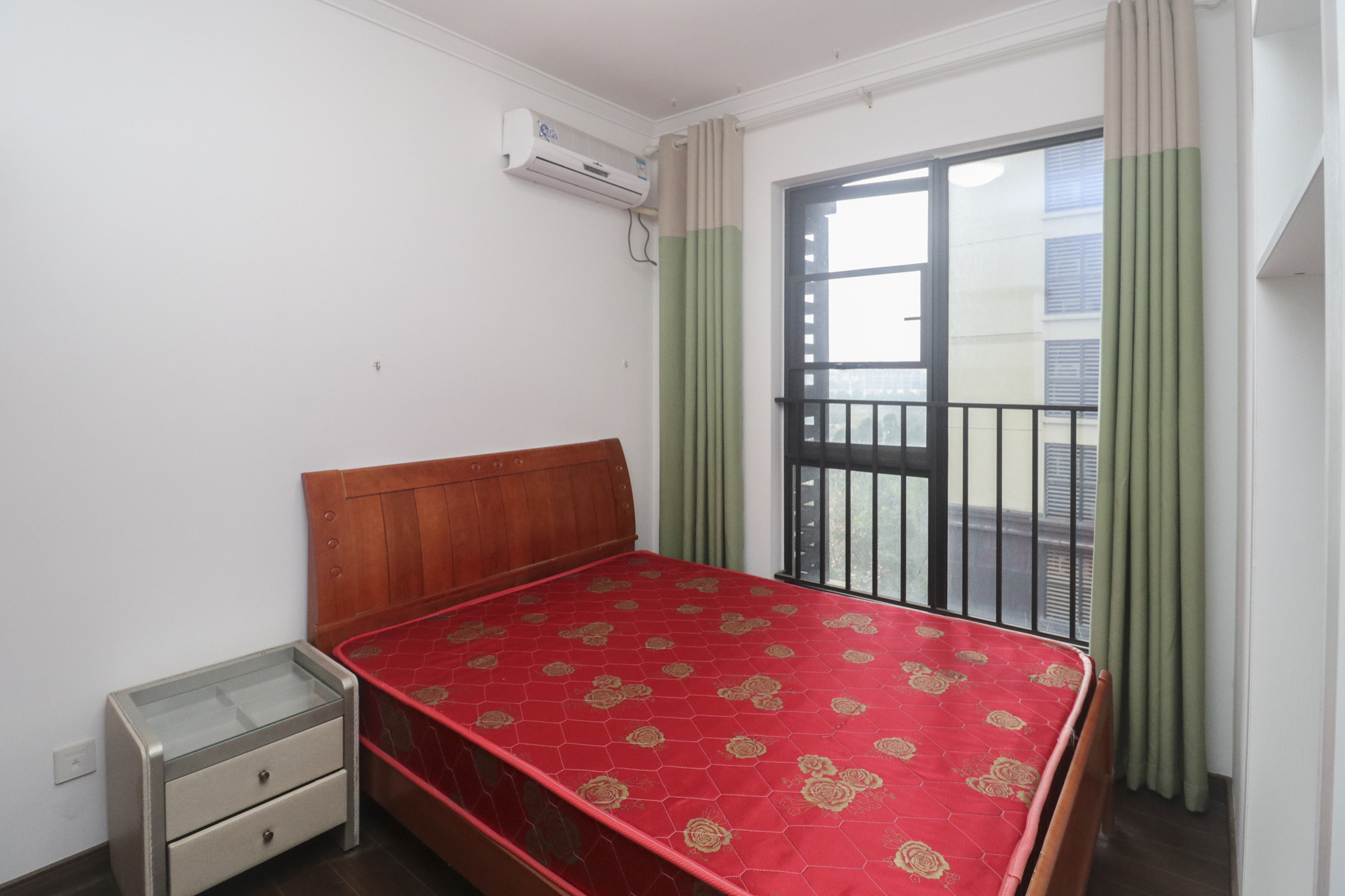 万科里金域滨江  3室2厅1卫    176.0万卧室