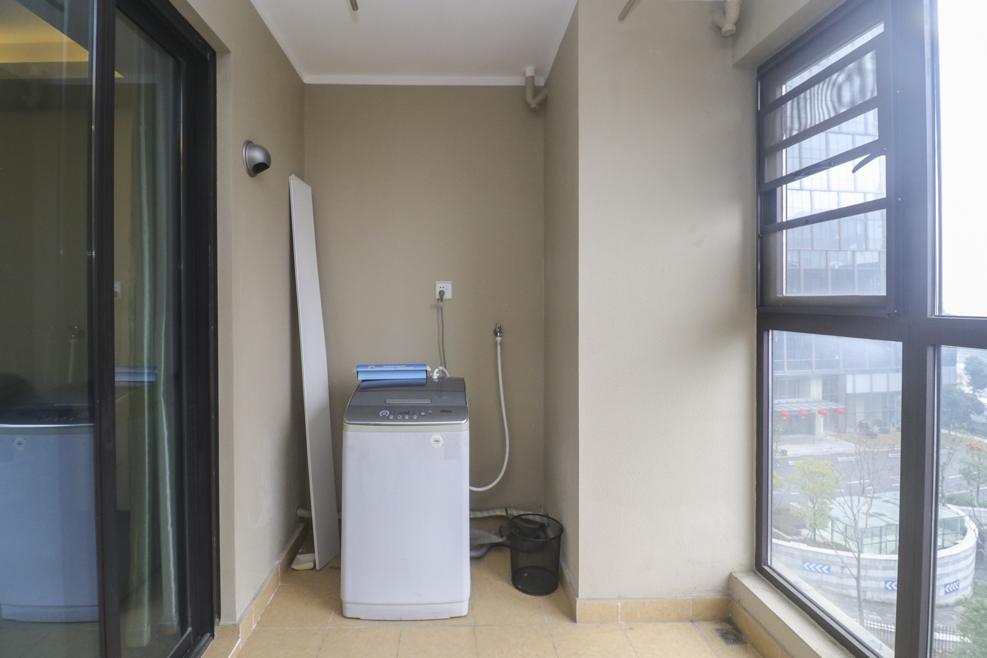 万科里金域滨江  3室2厅1卫    176.0万阳台