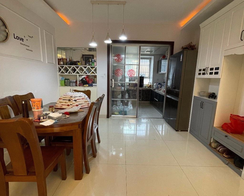 天泰花园(就是天泰小区) 5室3厅3卫 76.0万 天泰花园(就是天泰小区) 5室3厅3卫 76.0万客厅