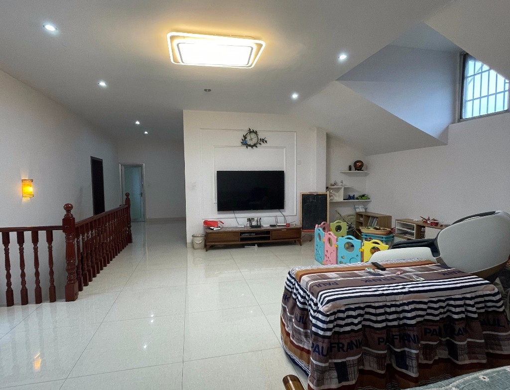 天泰花园(就是天泰小区) 5室3厅3卫 76.0万 天泰花园(就是天泰小区) 5室3厅3卫 76.0万客厅