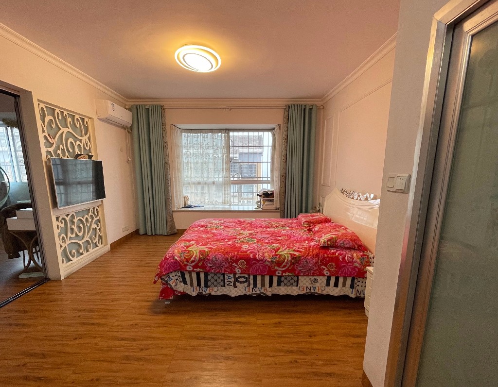 天泰花园(就是天泰小区) 5室3厅3卫 76.0万 天泰花园(就是天泰小区) 5室3厅3卫 76.0万客厅