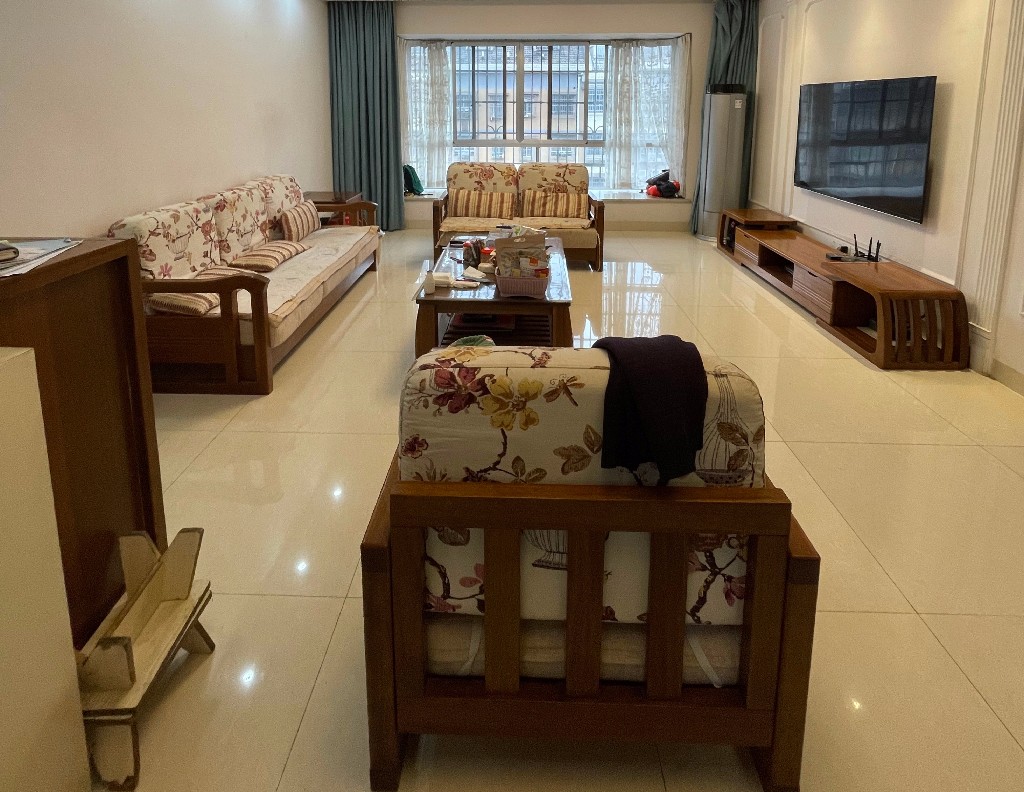 天泰花园(就是天泰小区) 5室3厅3卫 76.0万 天泰花园(就是天泰小区) 5室3厅3卫 76.0万客厅