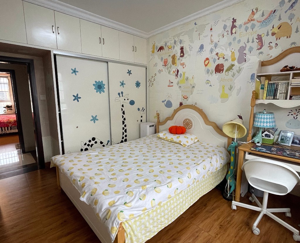 天泰花园(就是天泰小区) 5室3厅3卫 76.0万 天泰花园(就是天泰小区) 5室3厅3卫 76.0万客厅