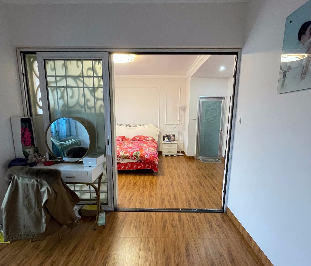 天泰花园(就是天泰小区) 5室3厅3卫 76.0万 天泰花园(就是天泰小区) 5室3厅3卫 76.0万客厅