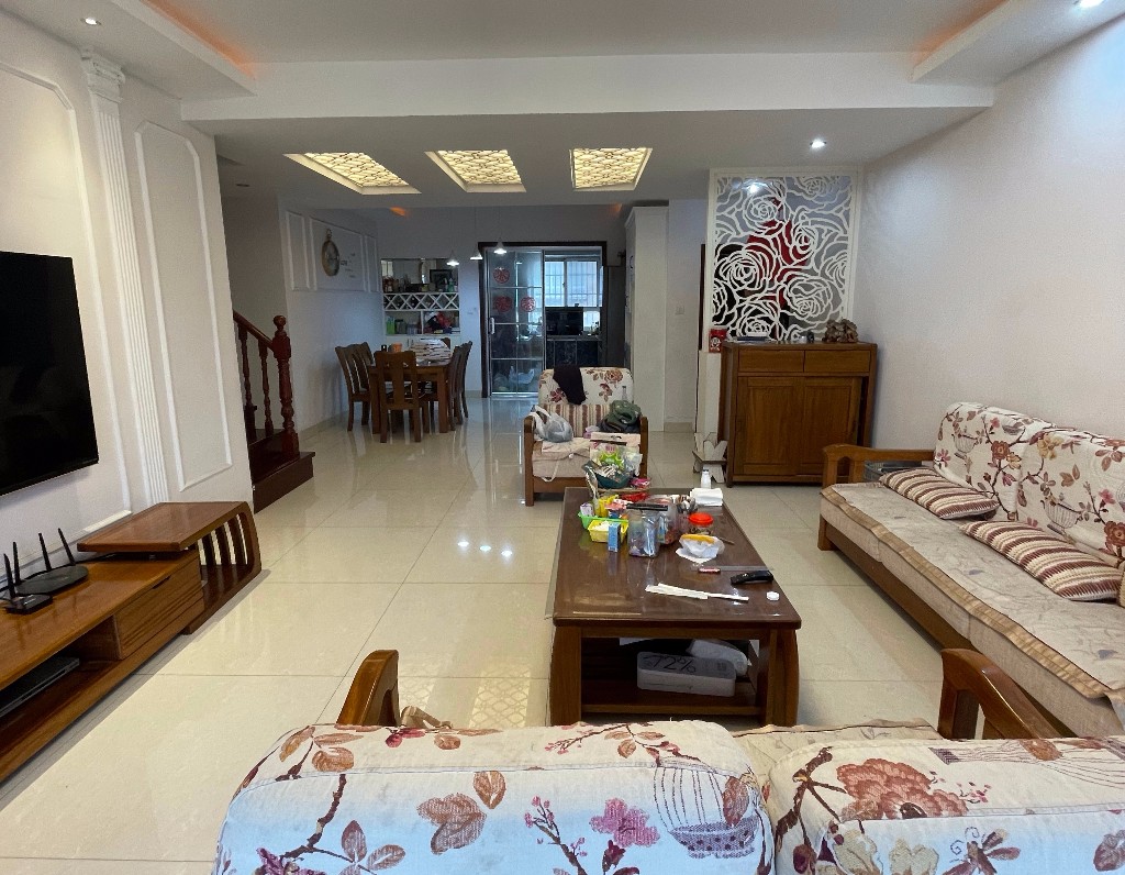 天泰花园(就是天泰小区) 5室3厅3卫 76.0万 天泰花园(就是天泰小区) 5室3厅3卫 76.0万客厅