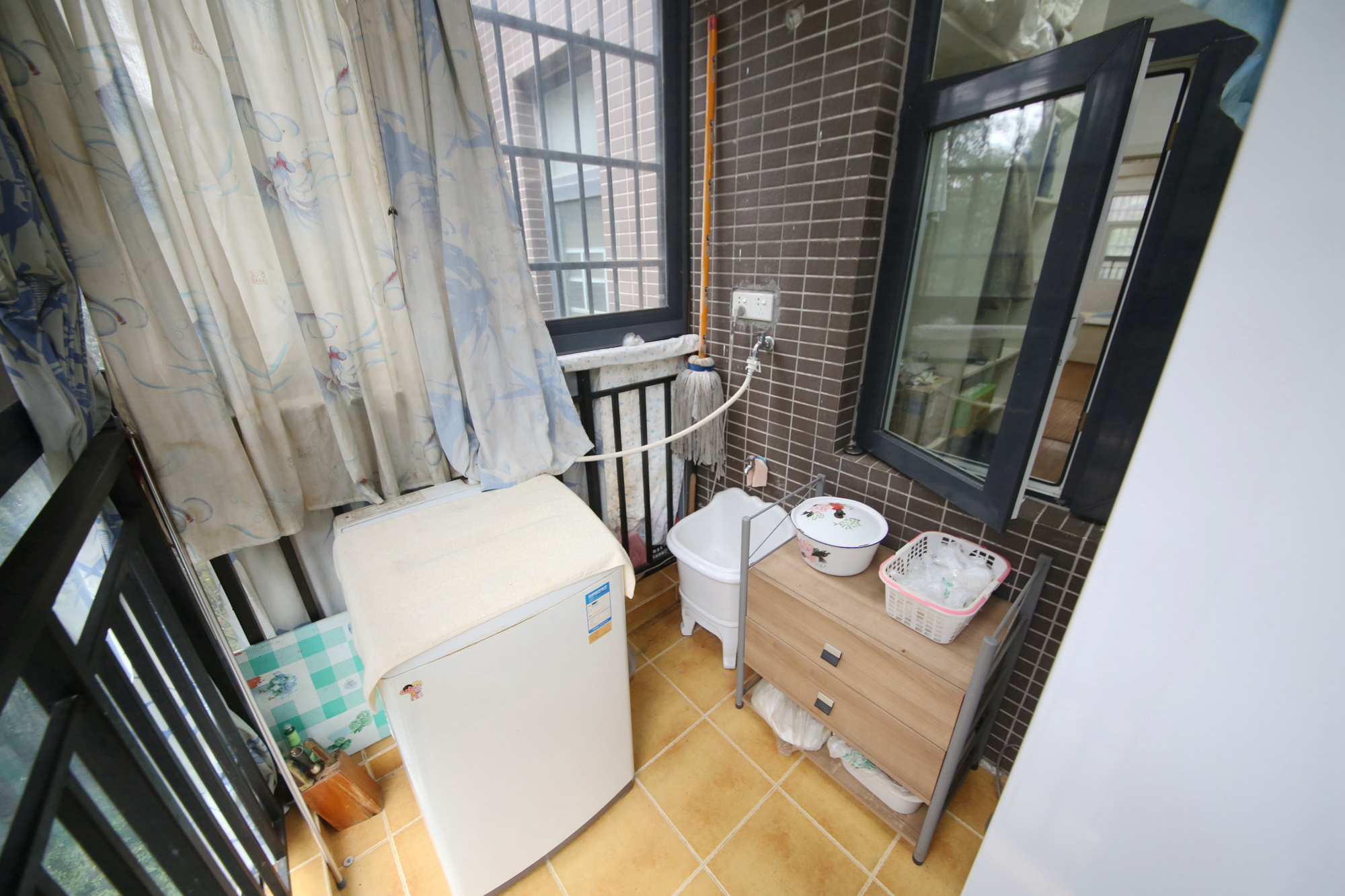 泊爱蓝湾  4室2厅2卫   198.00万阳台