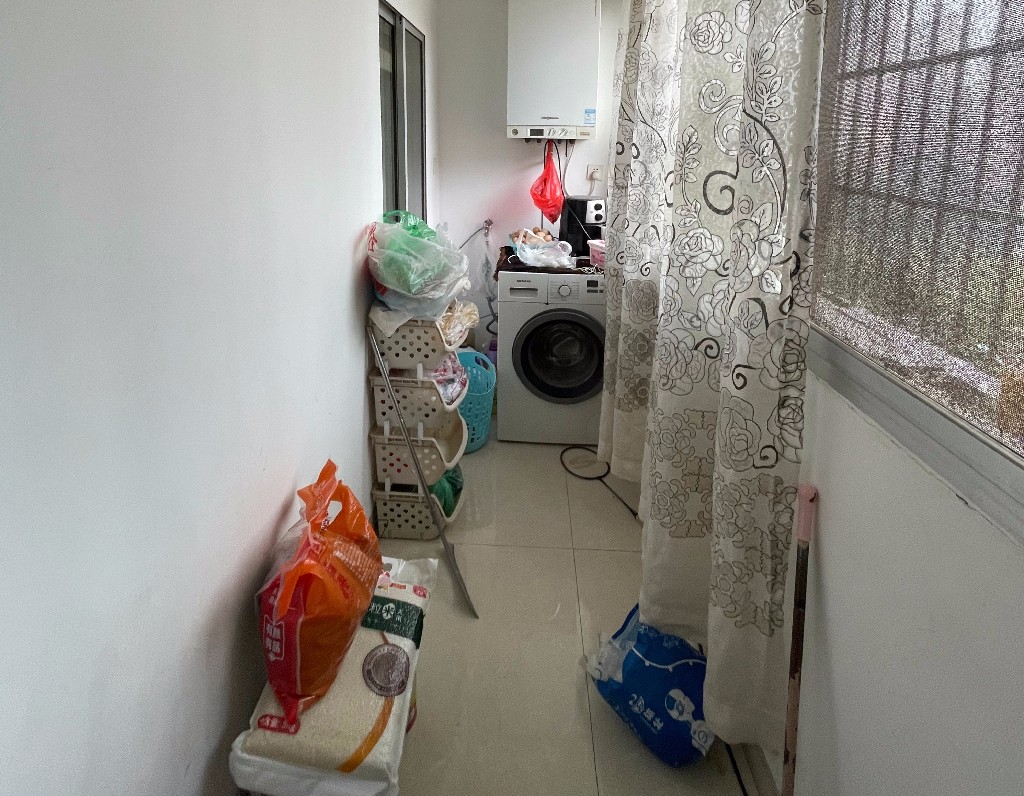 天泰花园(就是天泰小区) 5室3厅3卫 76.0万 天泰花园(就是天泰小区) 5室3厅3卫 76.0万客厅