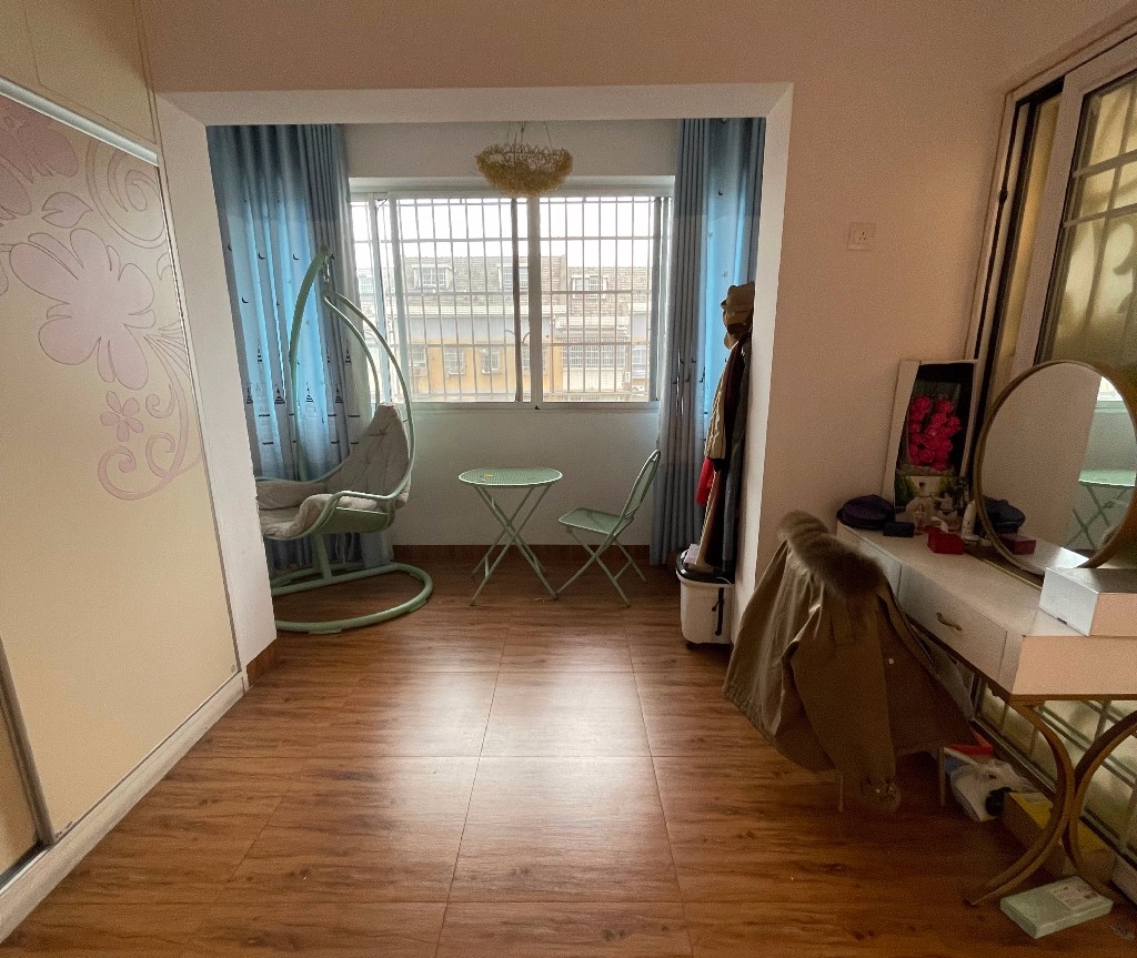 天泰花园(就是天泰小区) 5室3厅3卫 76.0万 天泰花园(就是天泰小区) 5室3厅3卫 76.0万客厅