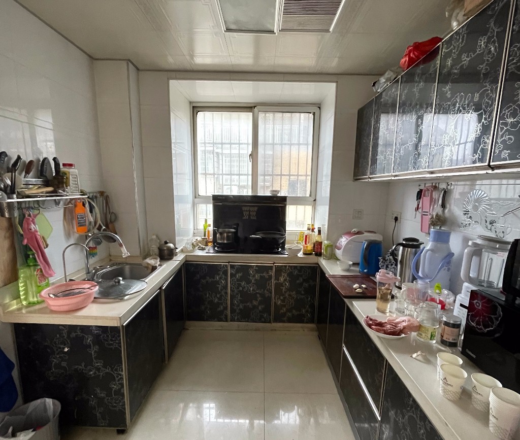 天泰花园(就是天泰小区) 5室3厅3卫 76.0万 天泰花园(就是天泰小区) 5室3厅3卫 76.0万客厅