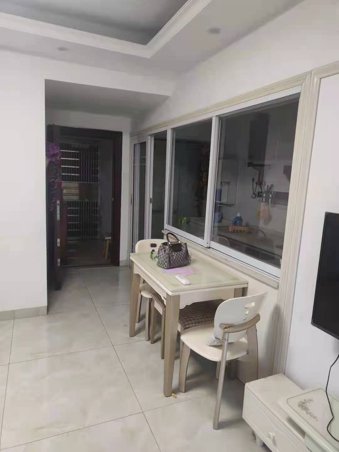 鹏利广场  1室1厅1卫    1300.0元/月 鹏利广场  1室1厅1卫    1300.0元/月室内图