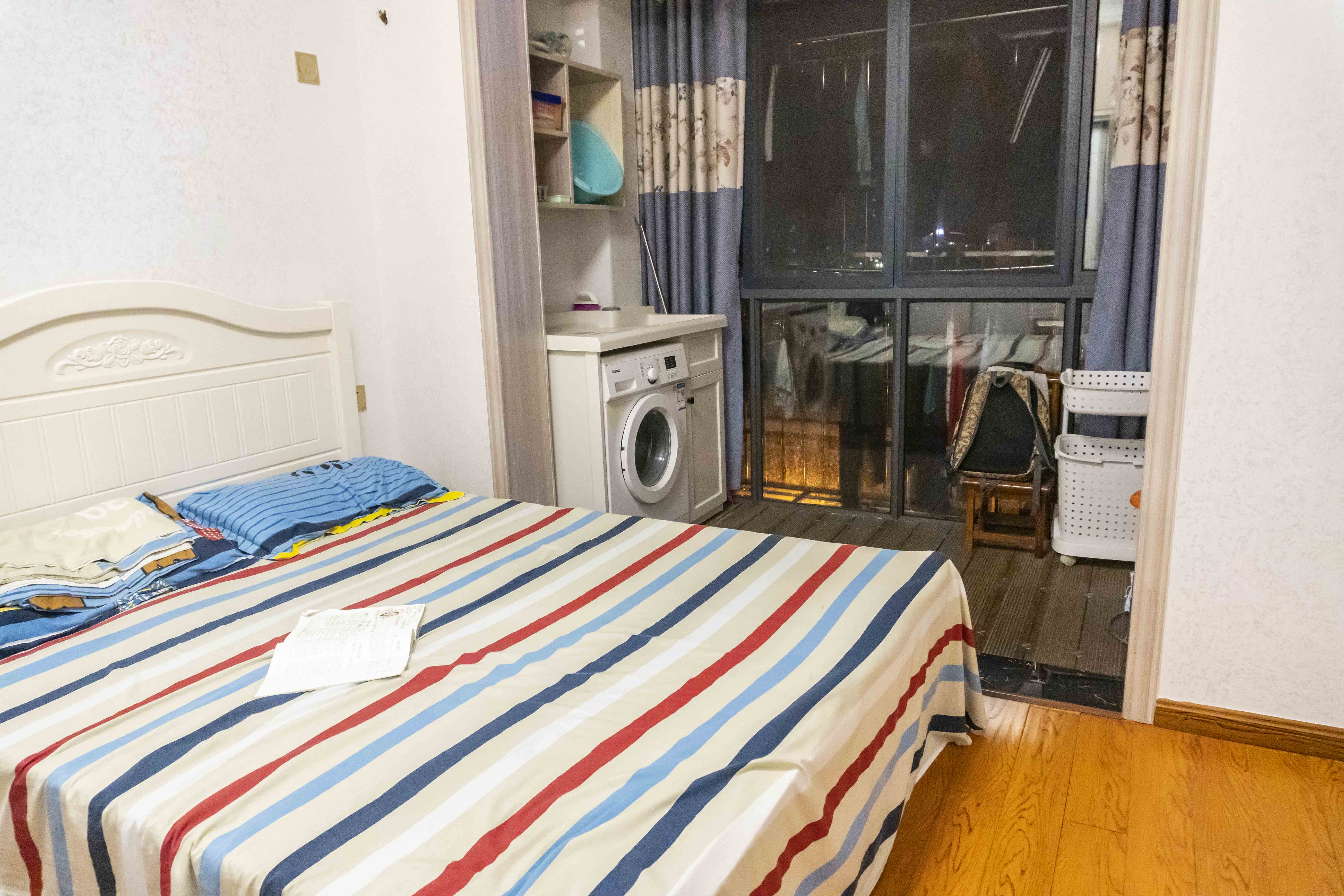 金山俪园  3室2厅2卫   78.80万客厅