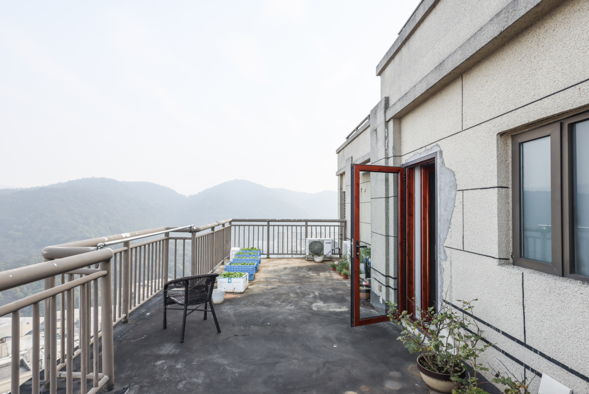 金茂梅溪湖  5室3厅3卫   400.00万阳台