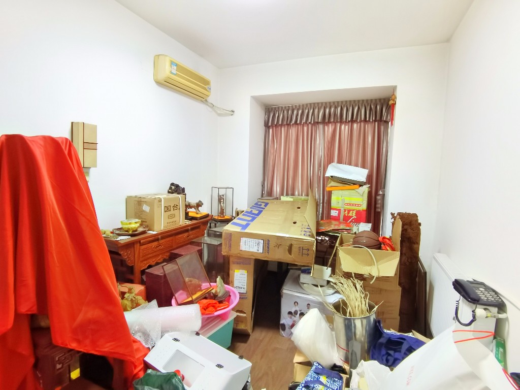 西子花园 4室2厅2卫 72.0万 西子花园 4室2厅2卫 72.0万客厅