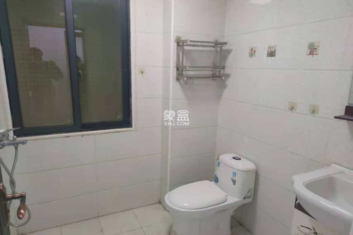 水映豪廷(一,二,三期) 3室2厅2卫 70.00万 水映豪廷(一,二,三期) 3室2厅2卫 70.00万卫生间