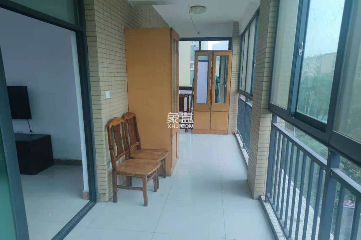 水映豪廷(一,二,三期) 3室2厅2卫 70.00万 水映豪廷(一,二,三期) 3室2厅2卫 70.00万客厅