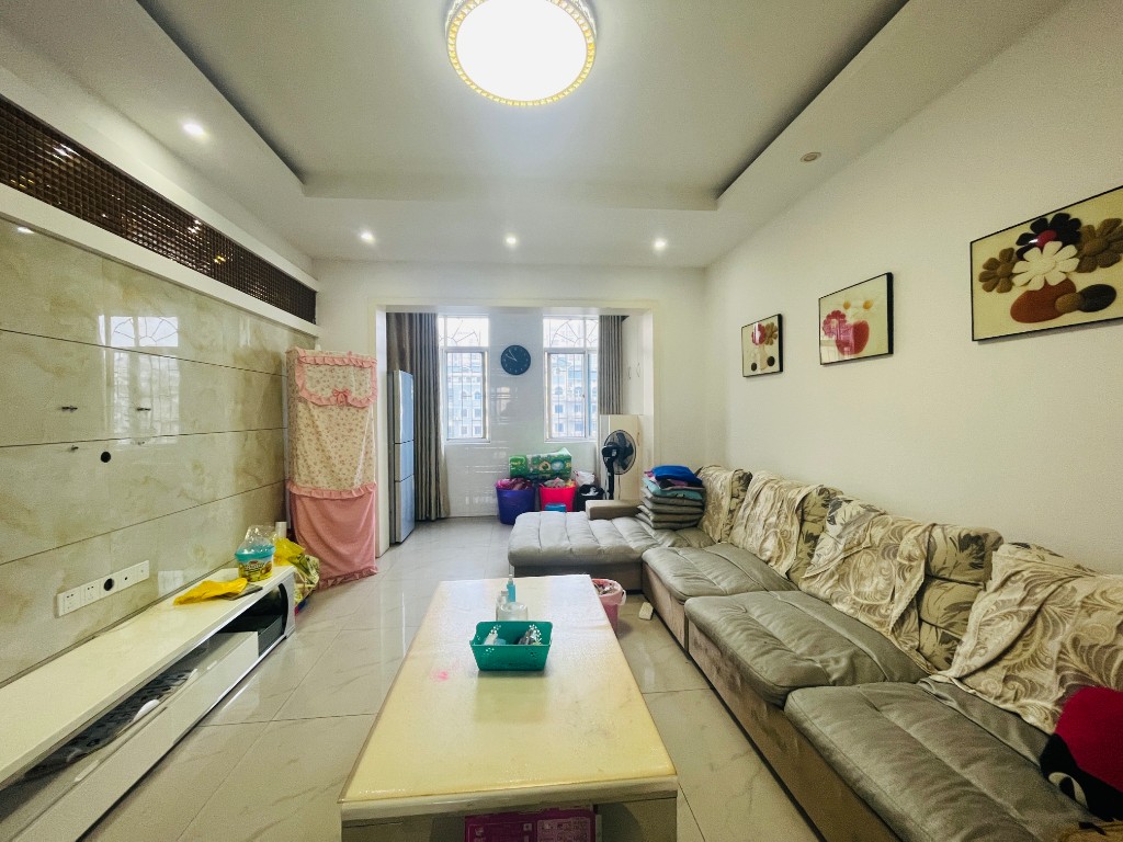 汇丰小区 3室2厅2卫 51.0万 汇丰小区 3室2厅2卫 51.0万客厅