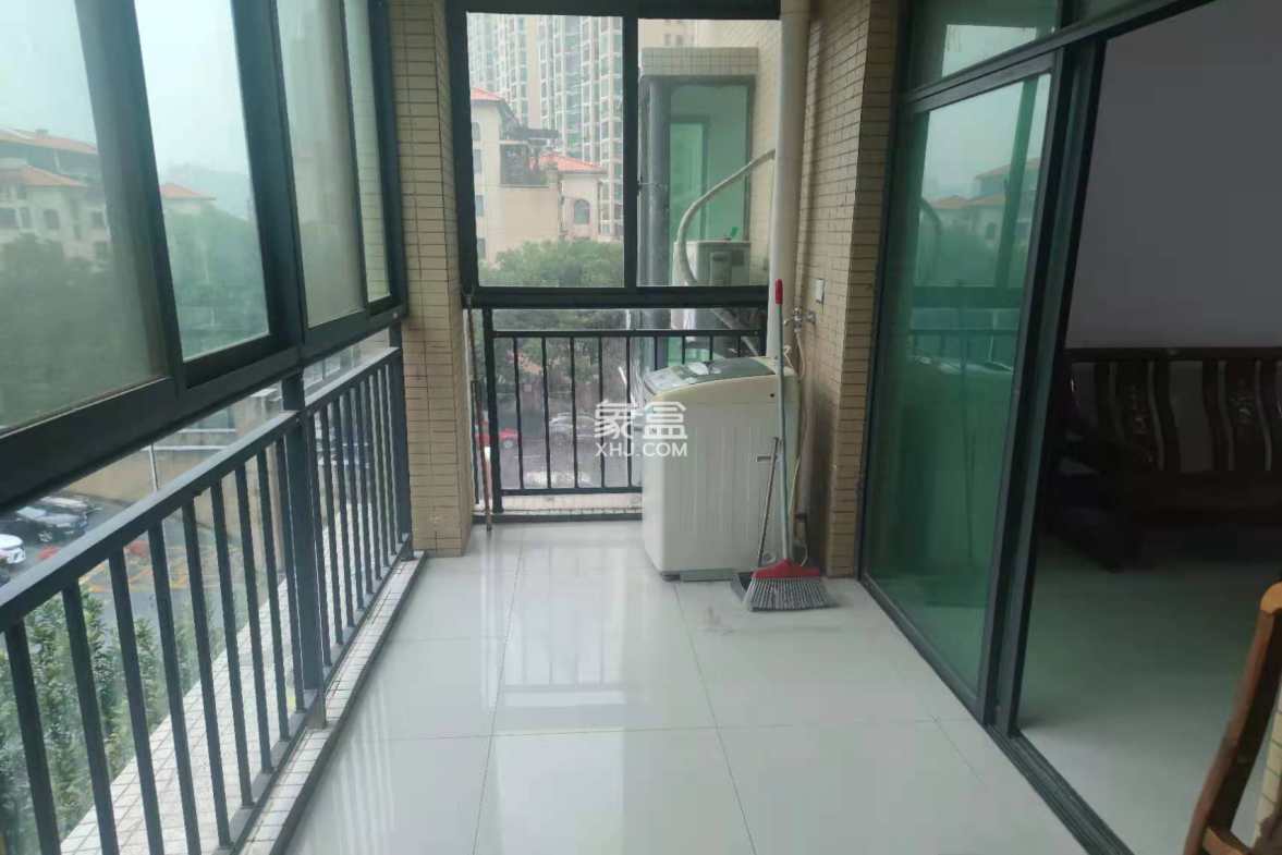 水映豪廷(一,二,三期) 3室2厅2卫 70.00万 水映豪廷(一,二,三期) 3室2厅2卫 70.00万客厅