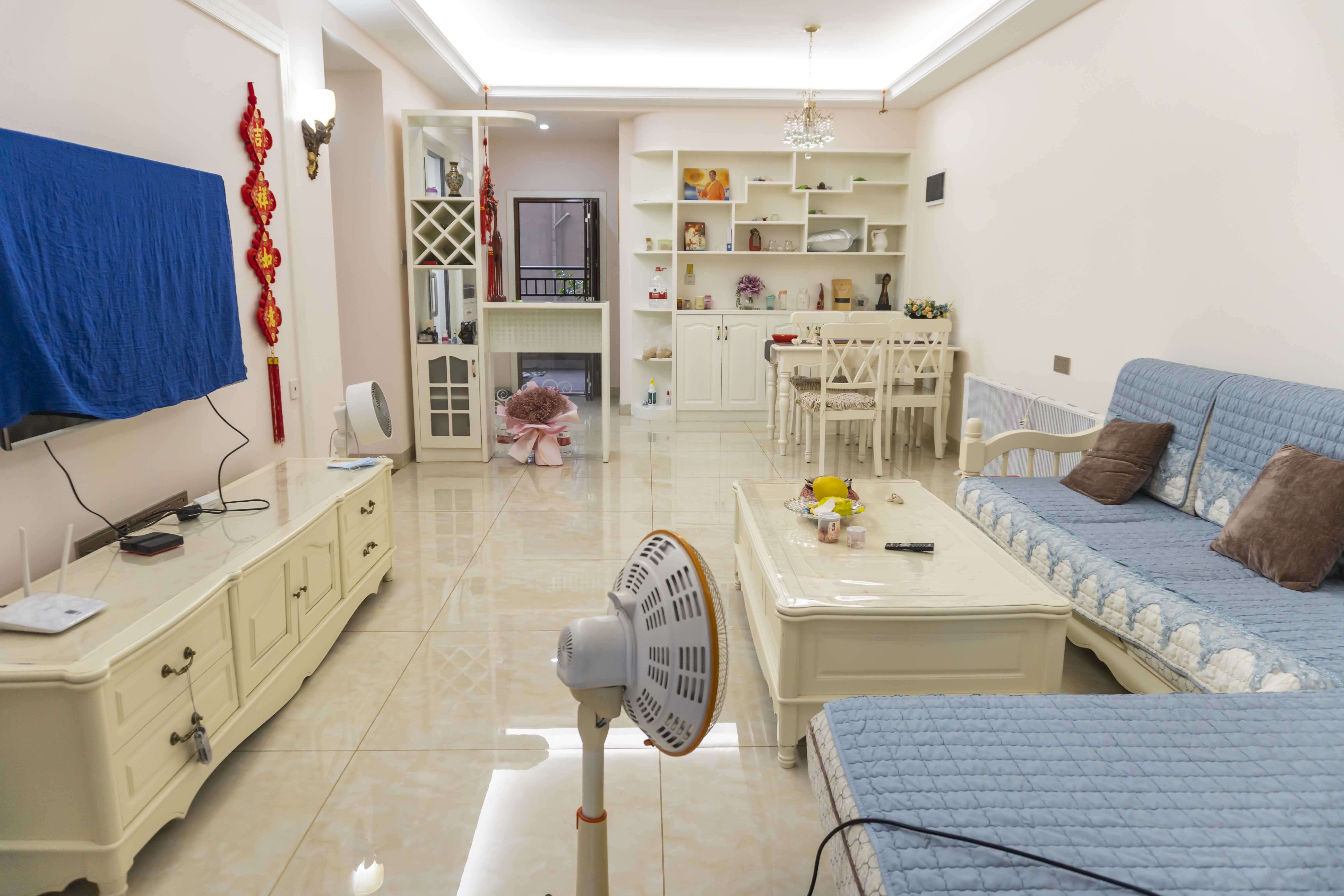 君临上海湾 3室2厅1卫 90.0万 君临上海湾 3室2厅1卫 90.0万客厅