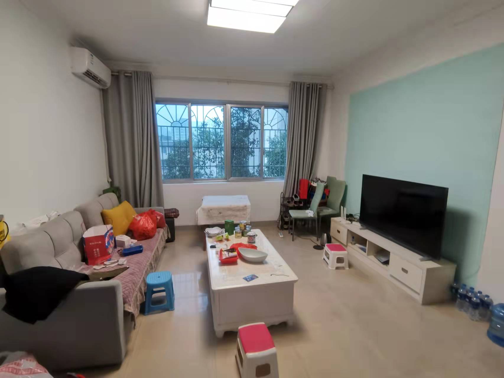 庆云山庄(里面有石塘冲) 2室2厅1卫 39.8万 庆云山庄(里面有石塘冲) 2室2厅1卫 39.8万客厅