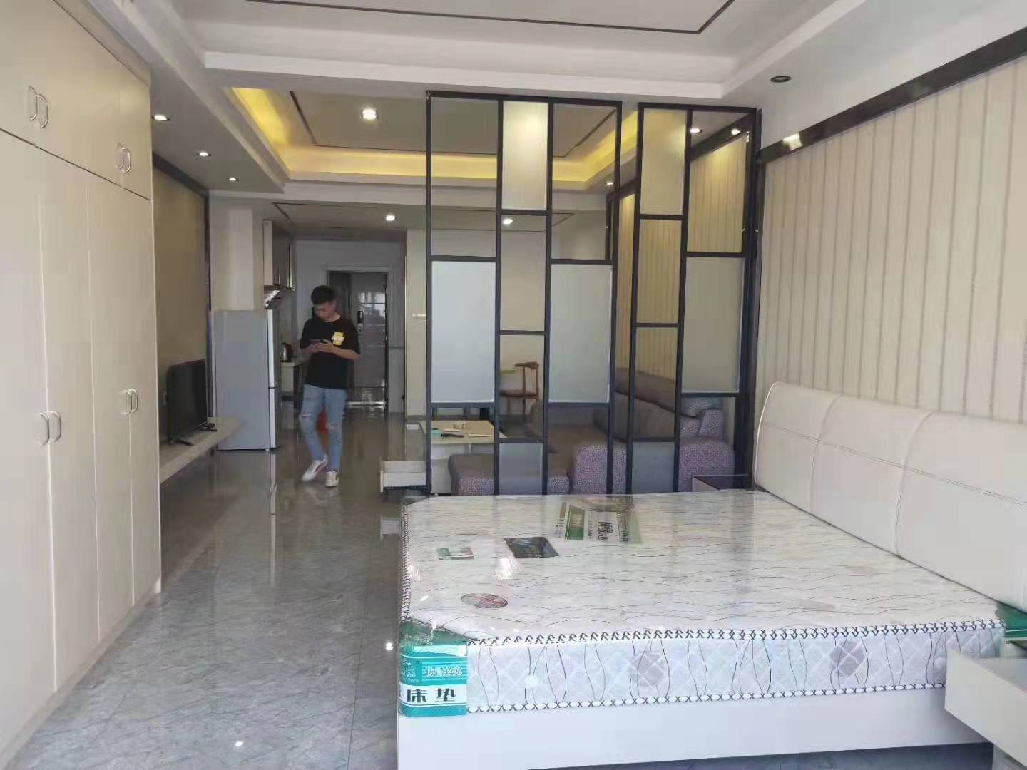万籁酒店  1室1厅1卫   54.00万客厅