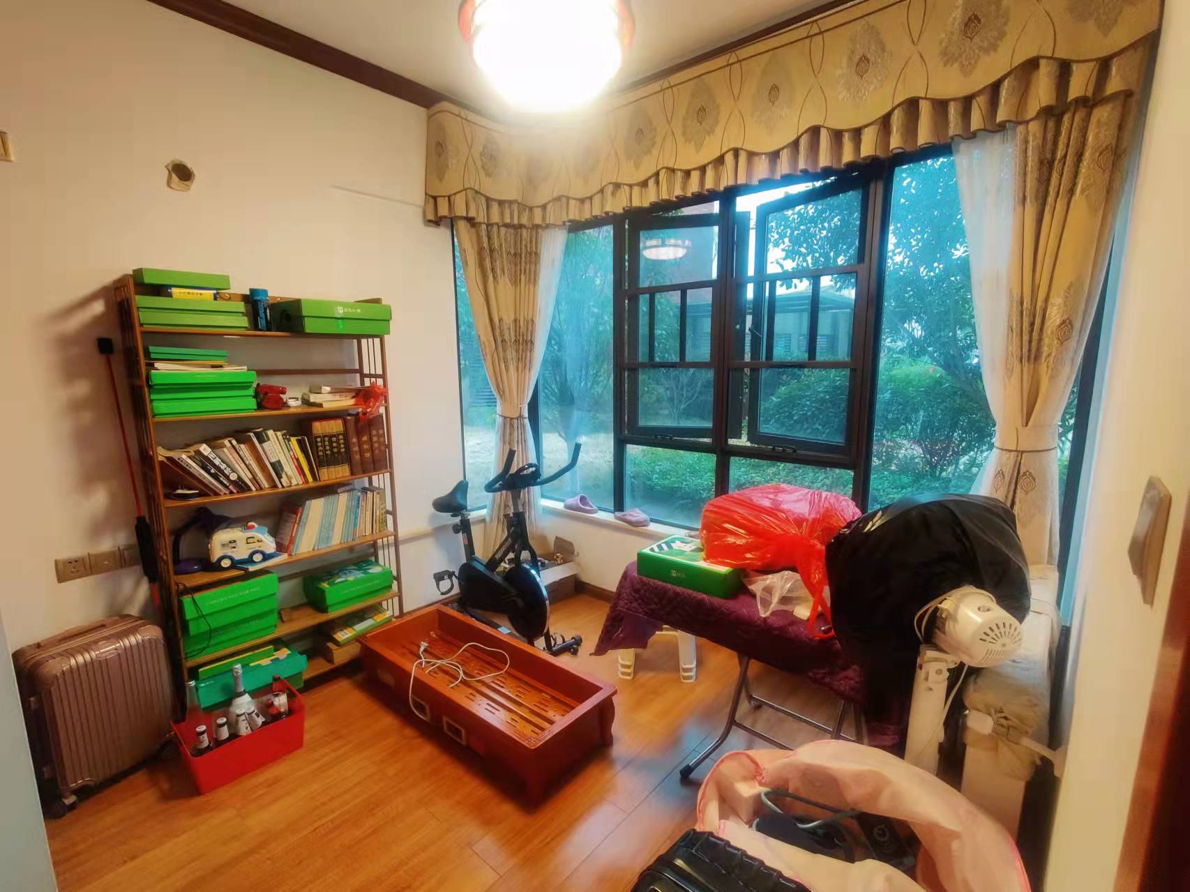 翡翠公园(北大资源) 4室2厅2卫 118.0万 翡翠公园(北大资源) 4室2厅2卫 118.0万客厅