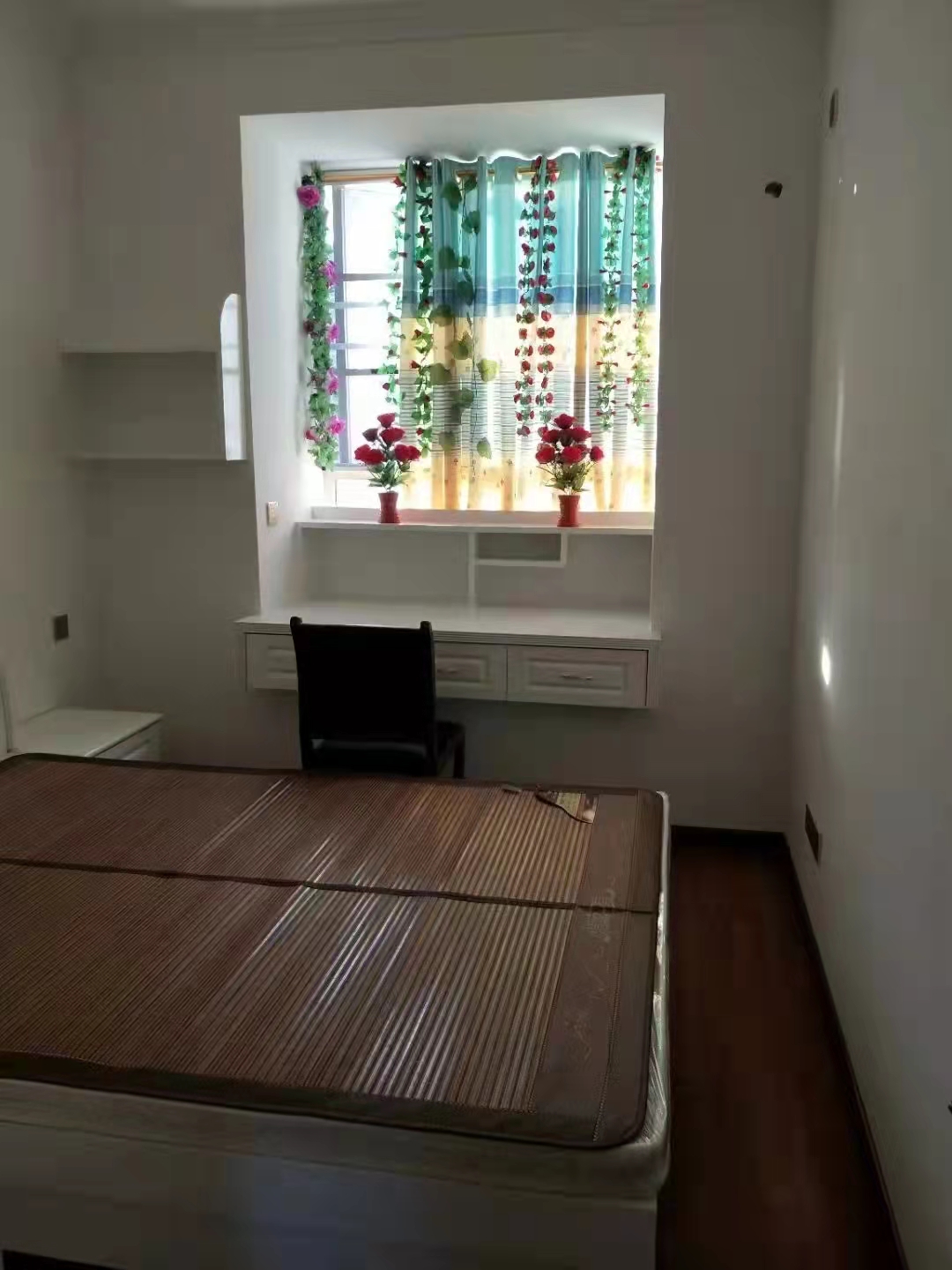 江溪安置小区 4室2厅1卫 2200.0元/月 江溪安置小区 4室2厅1卫 2200.0元/月室内图