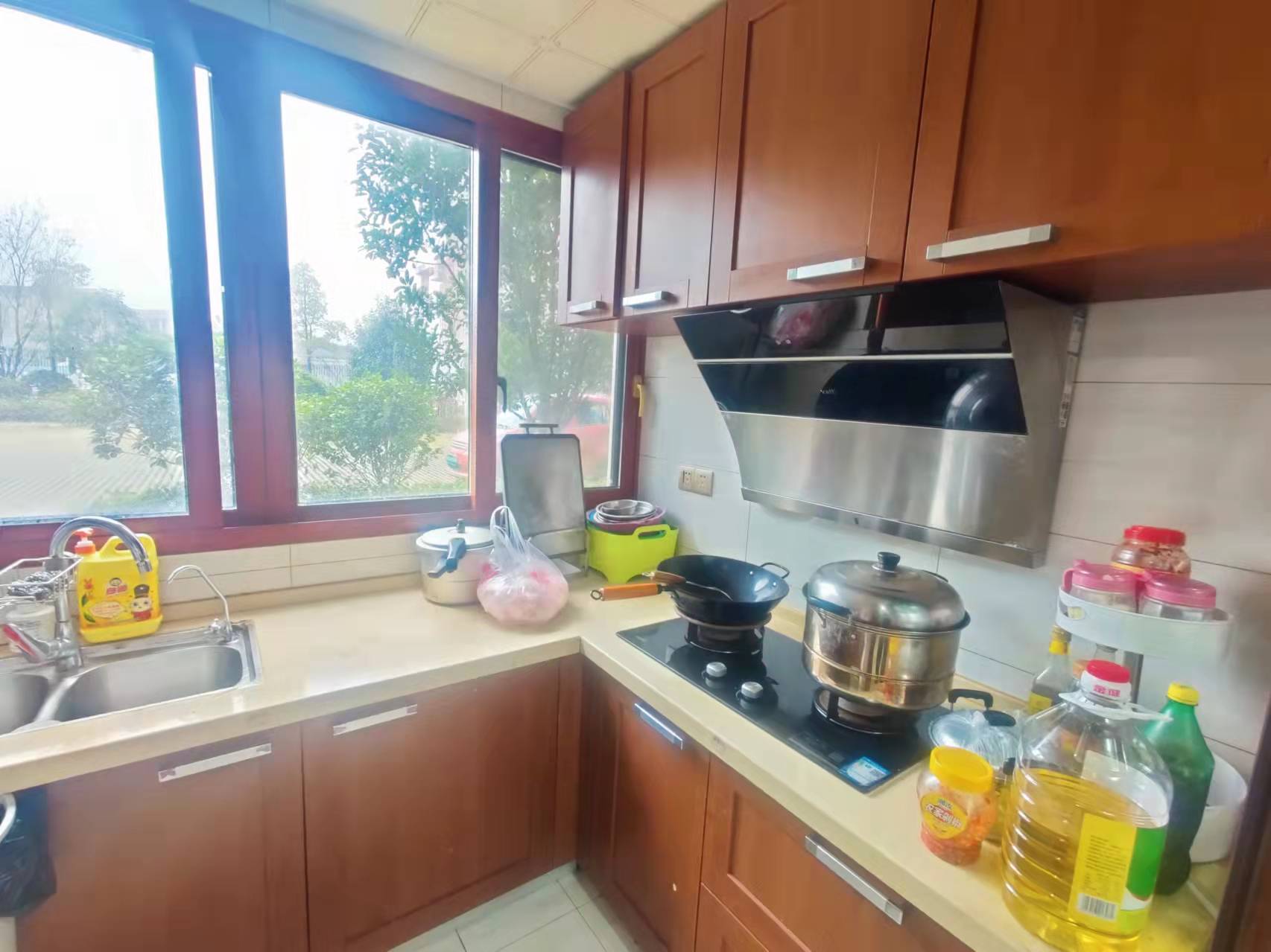 翡翠公园(北大资源) 4室2厅2卫 118.0万 翡翠公园(北大资源) 4室2厅2卫 118.0万客厅