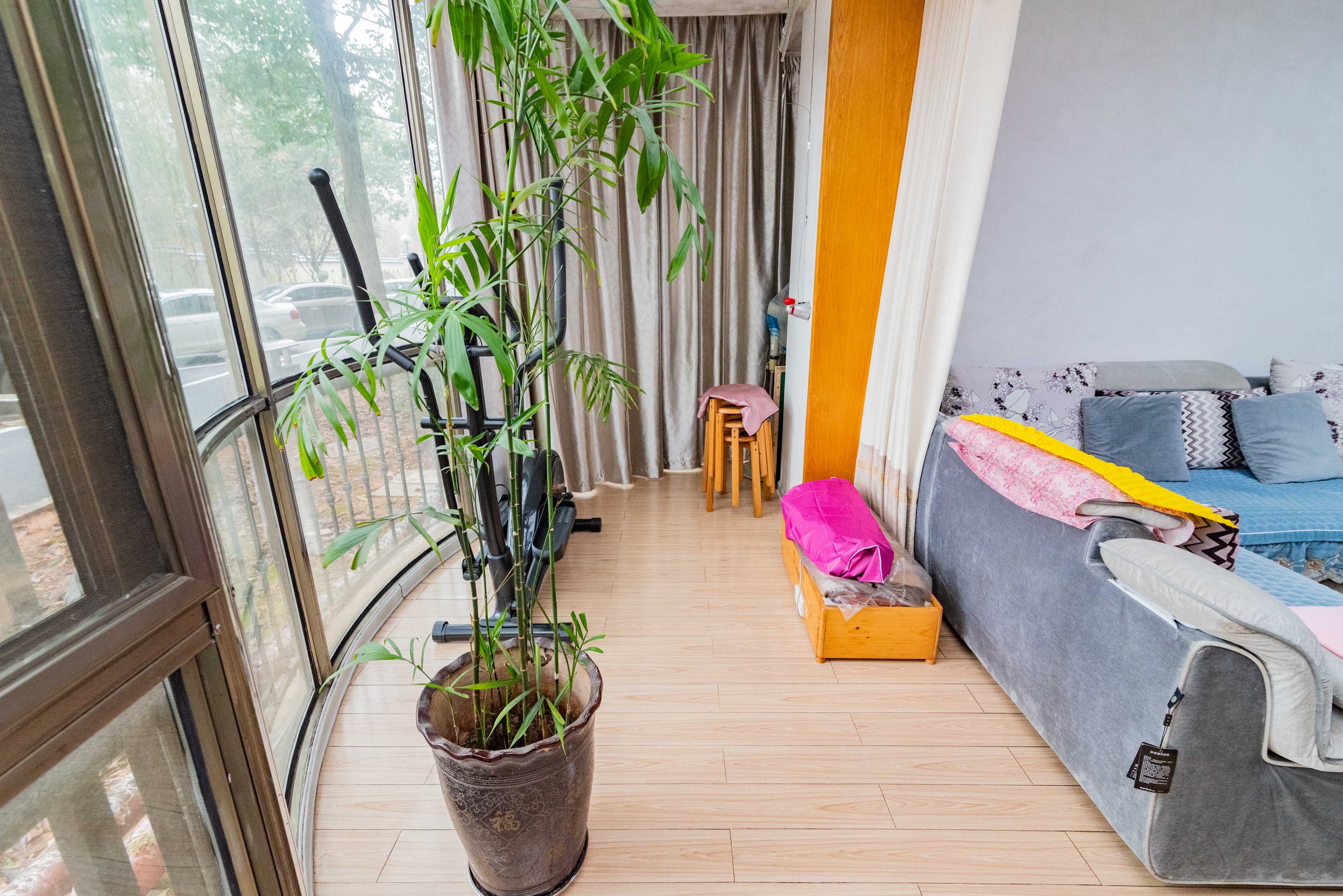 金色比华利  3室2厅2卫    83.0万阳台