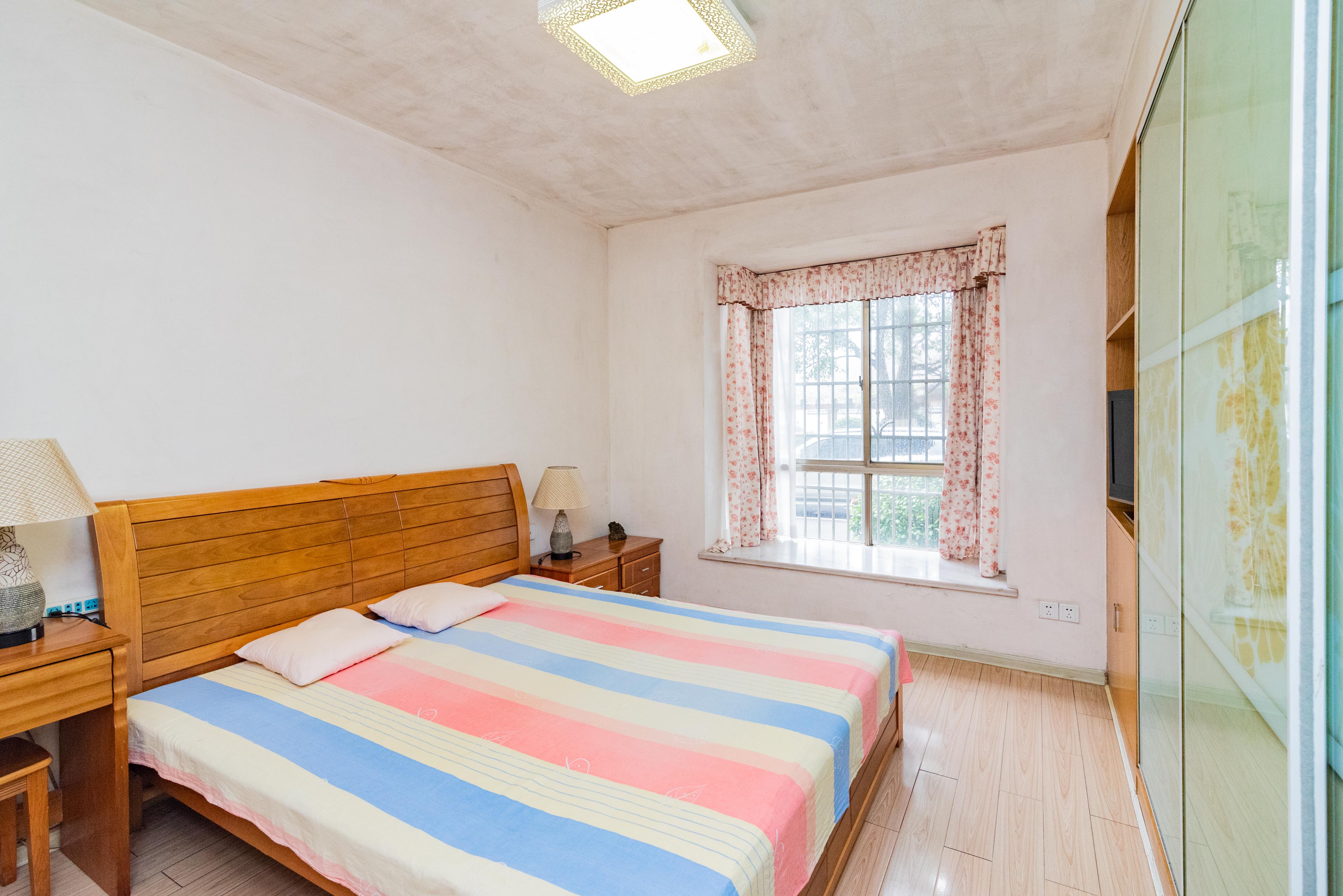 金色比华利  3室2厅2卫    83.0万卧室