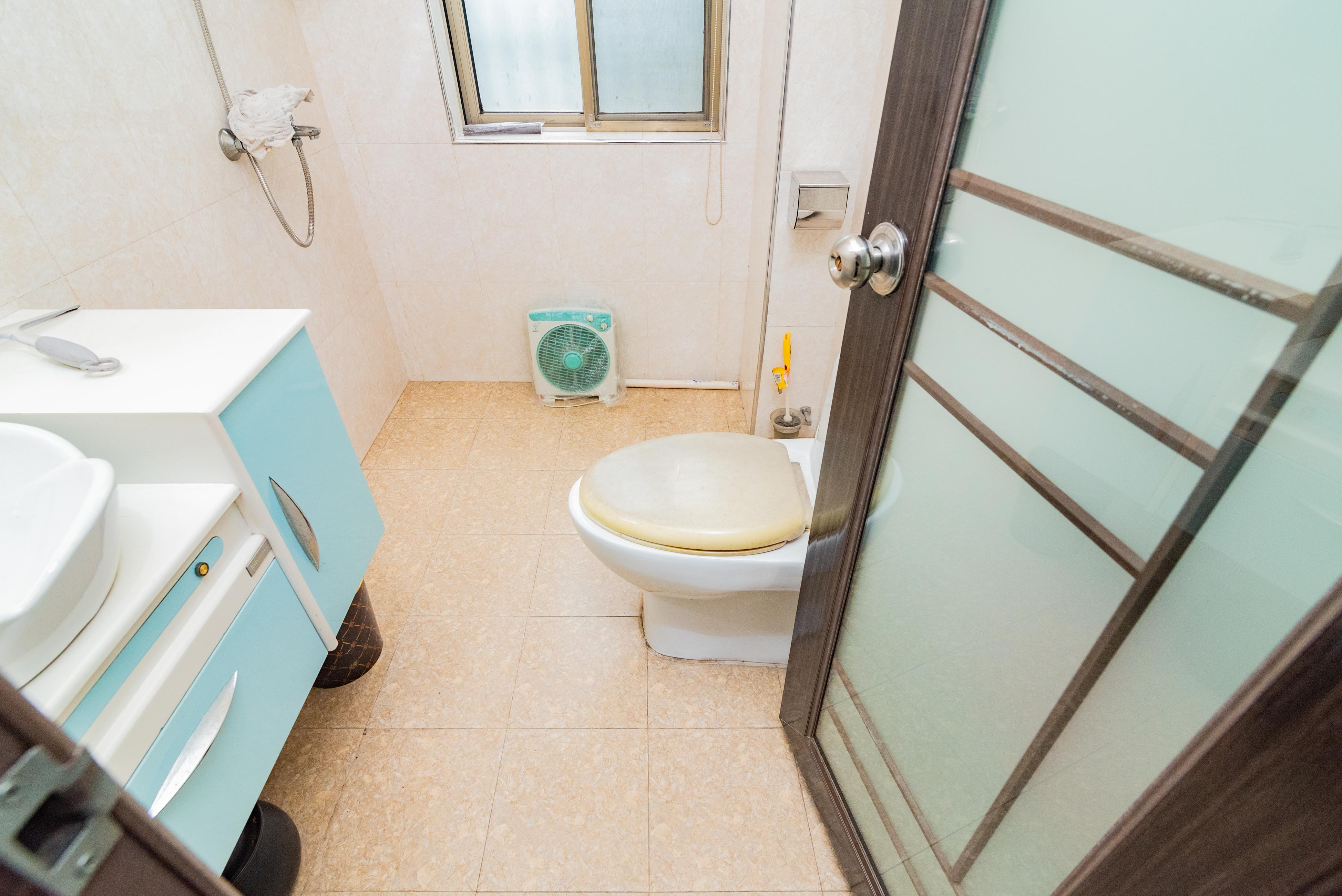 金色比华利  3室2厅2卫    83.0万卫生间