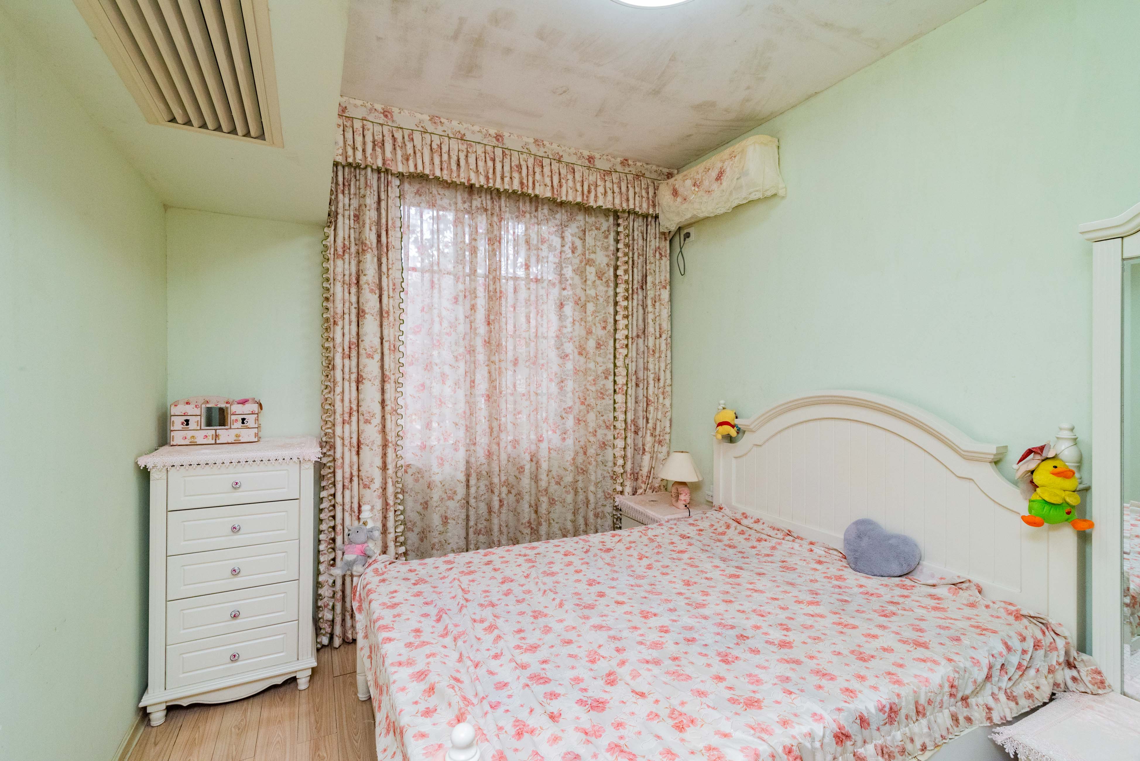 金色比华利  3室2厅2卫    83.0万卧室