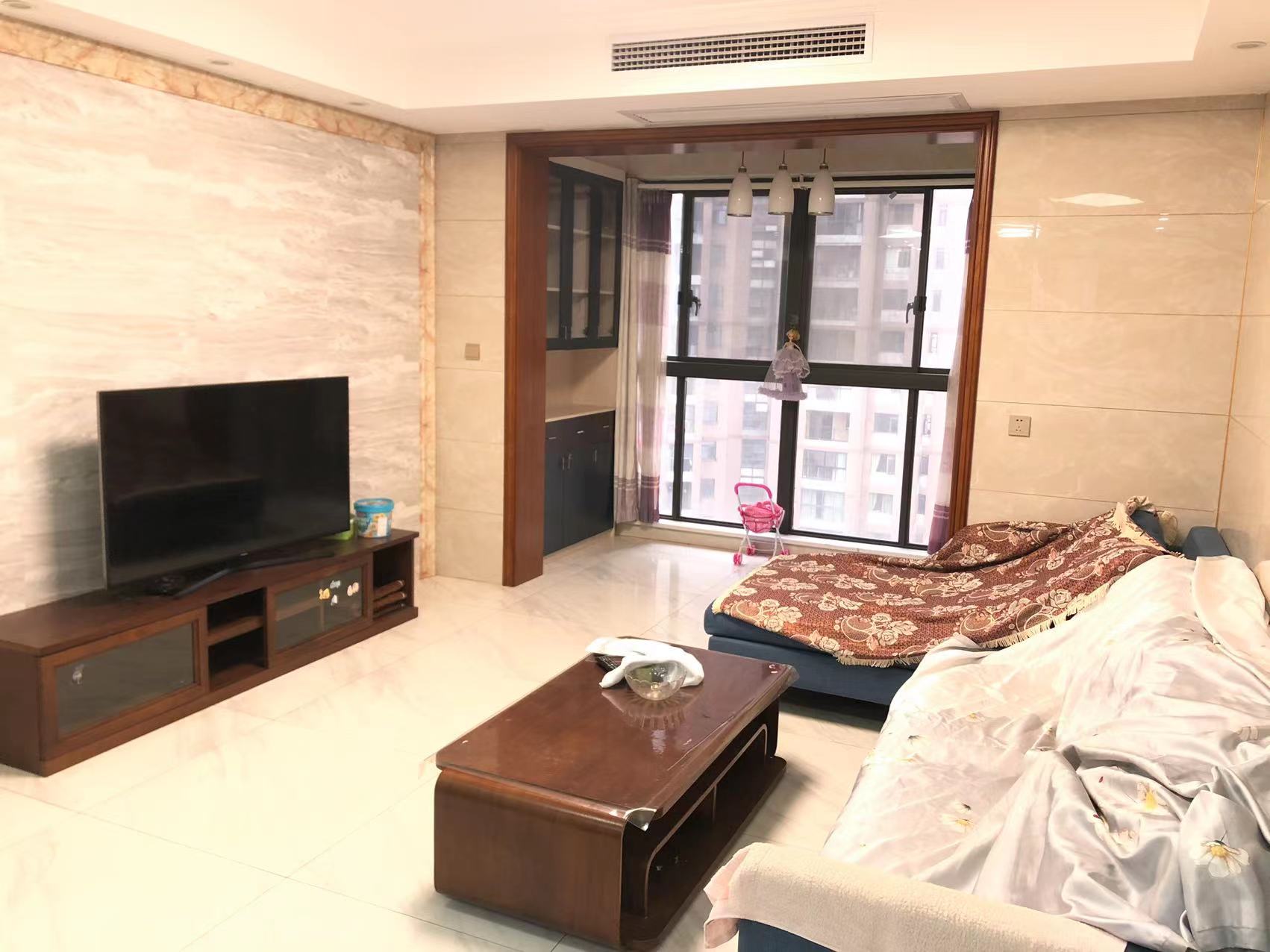 湘银星城  3室2厅2卫    79.8万 湘银星城  3室2厅2卫    79.8万客厅