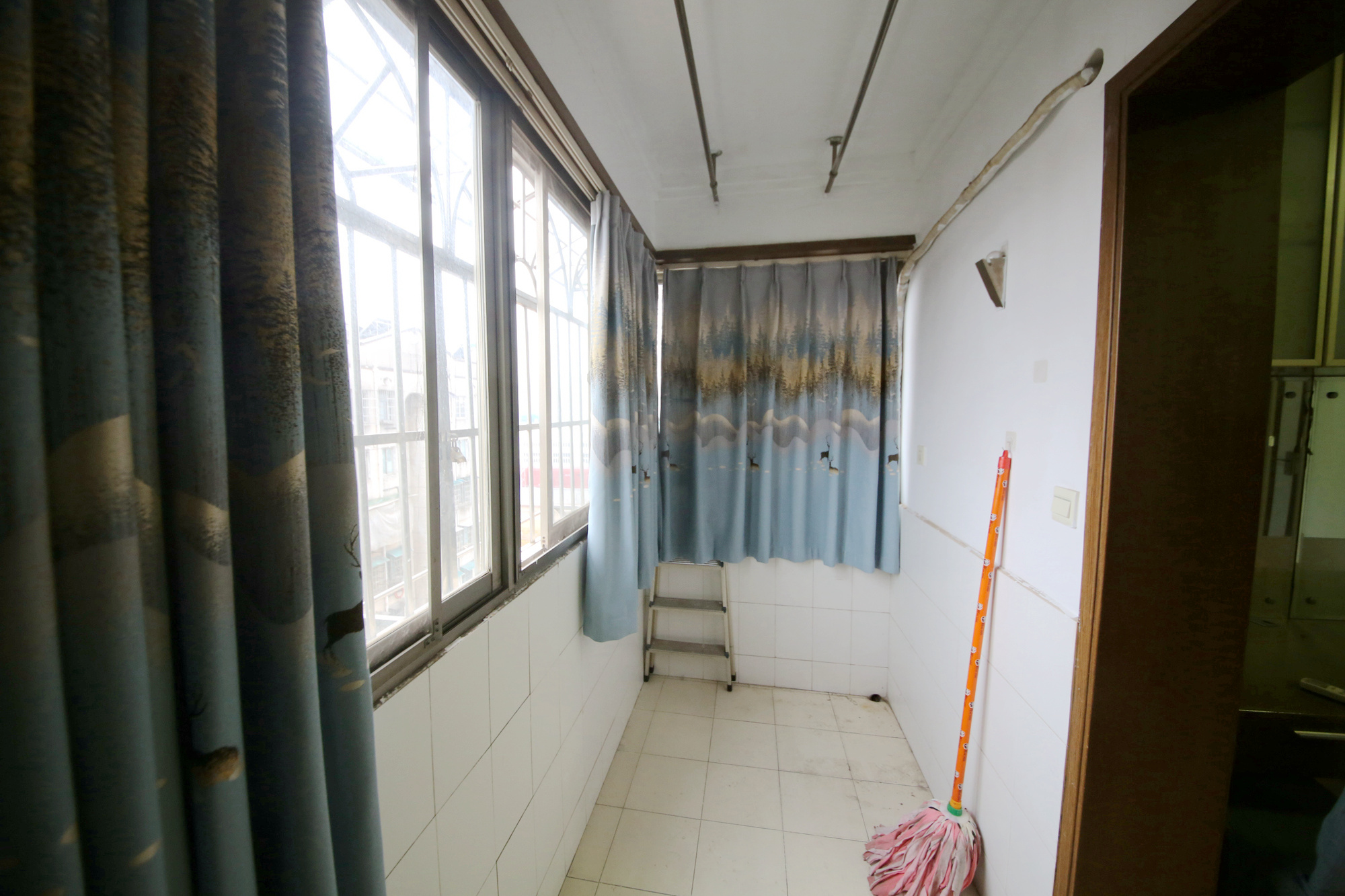 骆家坝小区  3室2厅1卫    40.18万阳台
