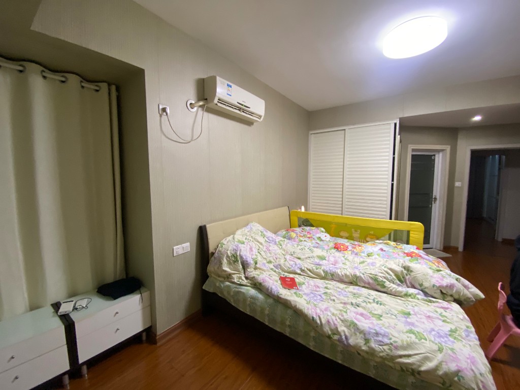 颐景园  4室2厅2卫   80.80万客厅