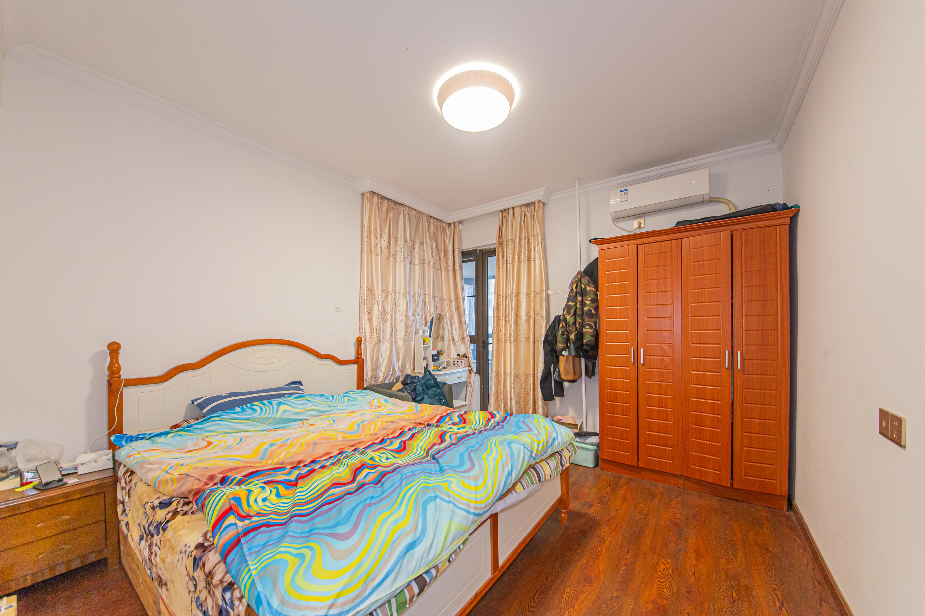 北辰中央公园A区  4室2厅1卫    140.0万卧室