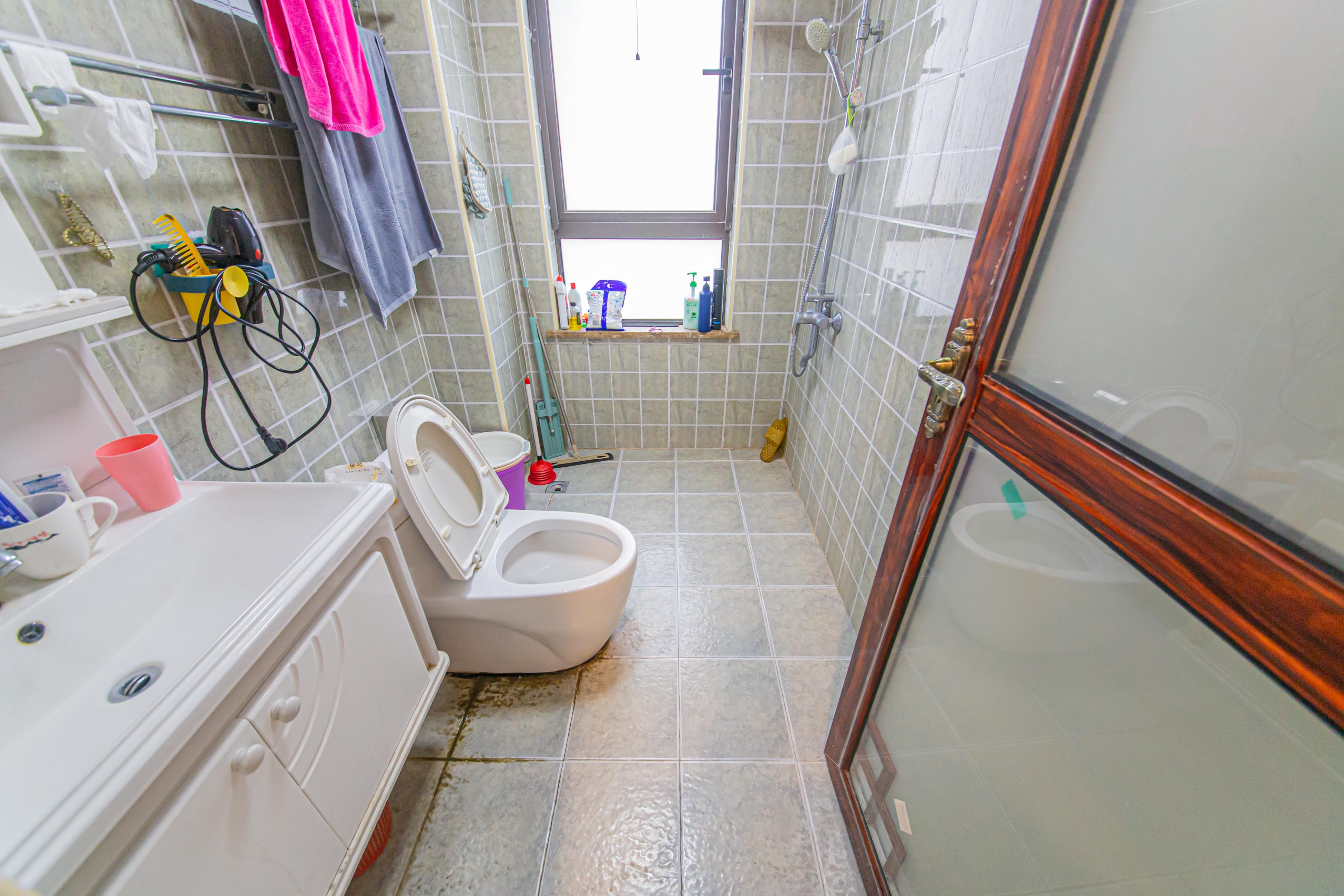 北辰中央公园A区  4室2厅1卫    140.0万卫生间