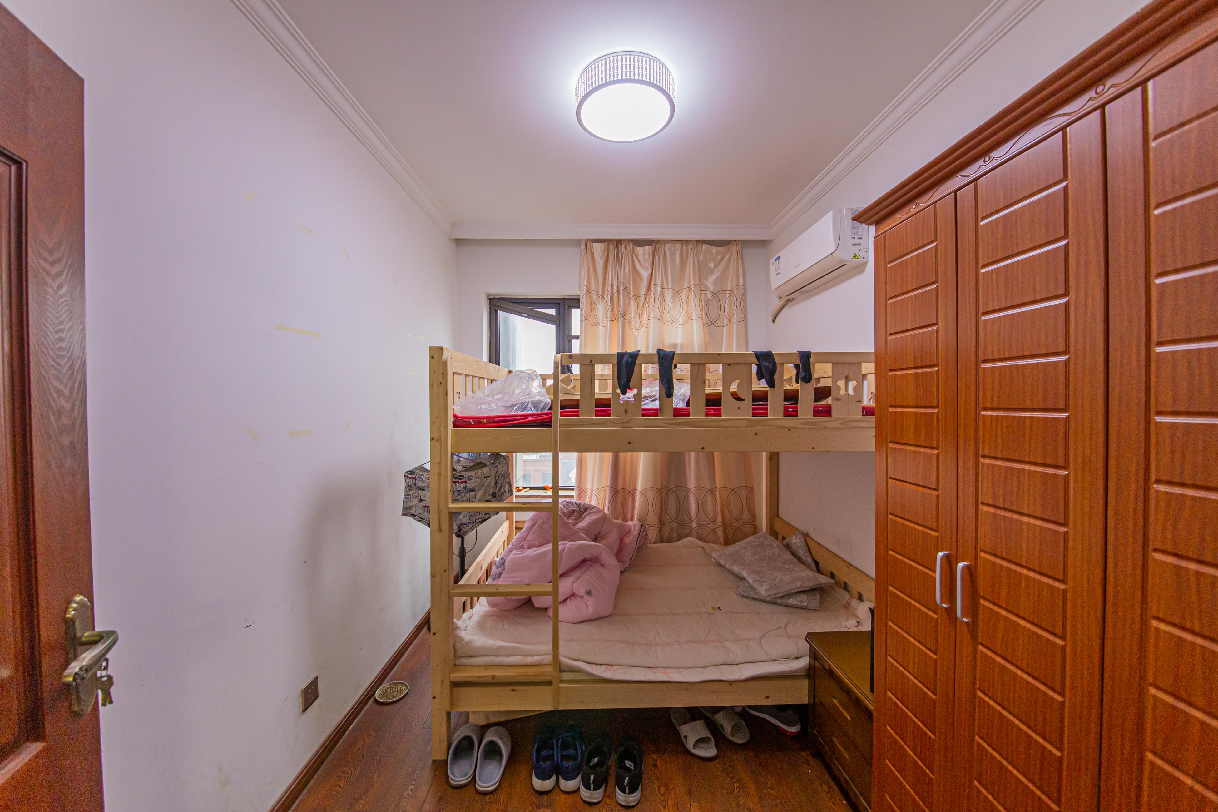 北辰中央公园A区  4室2厅1卫    140.0万卧室