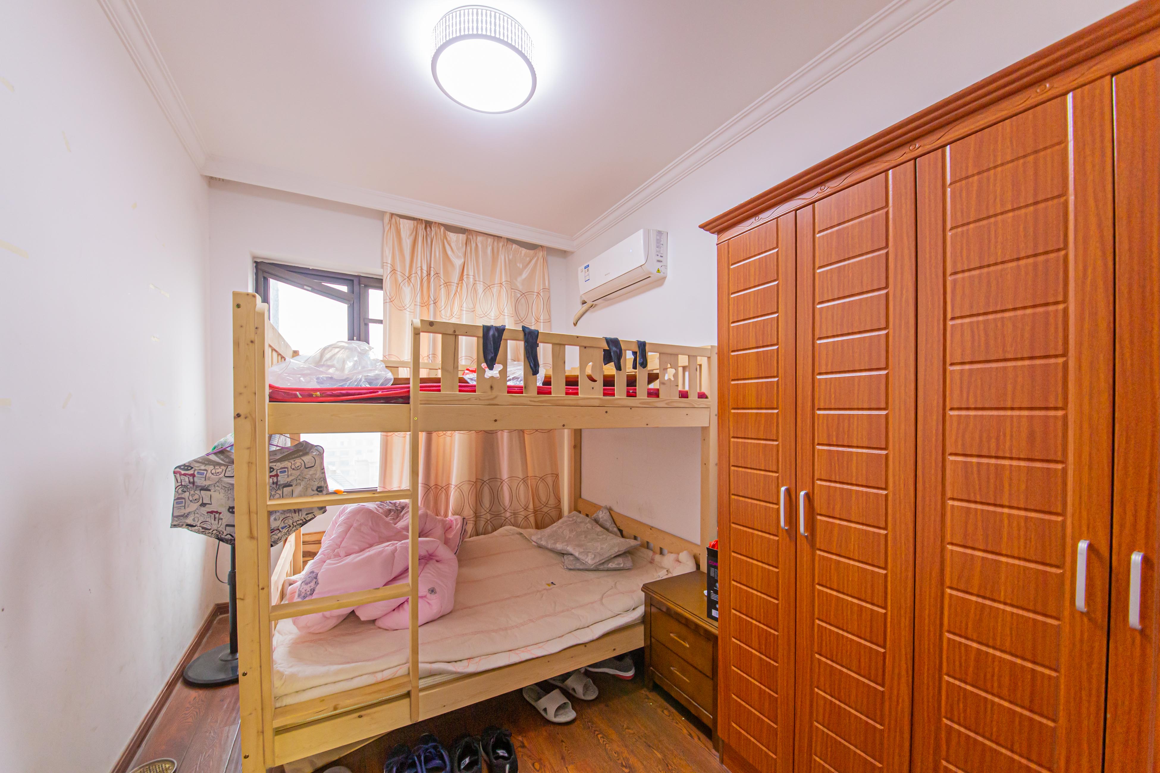 北辰中央公园A区  4室2厅1卫    140.0万卧室