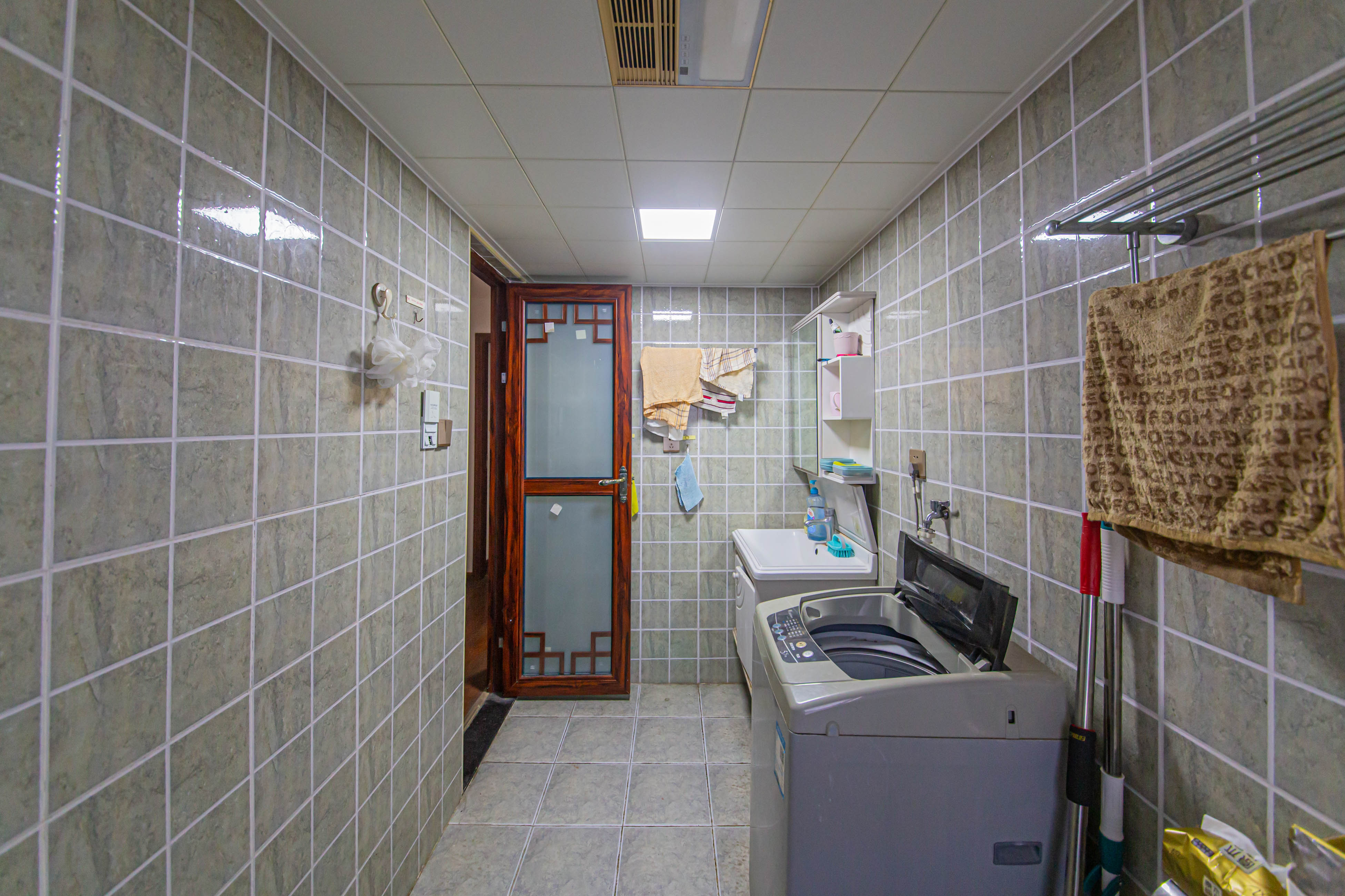 北辰中央公园A区  4室2厅1卫    140.0万卫生间